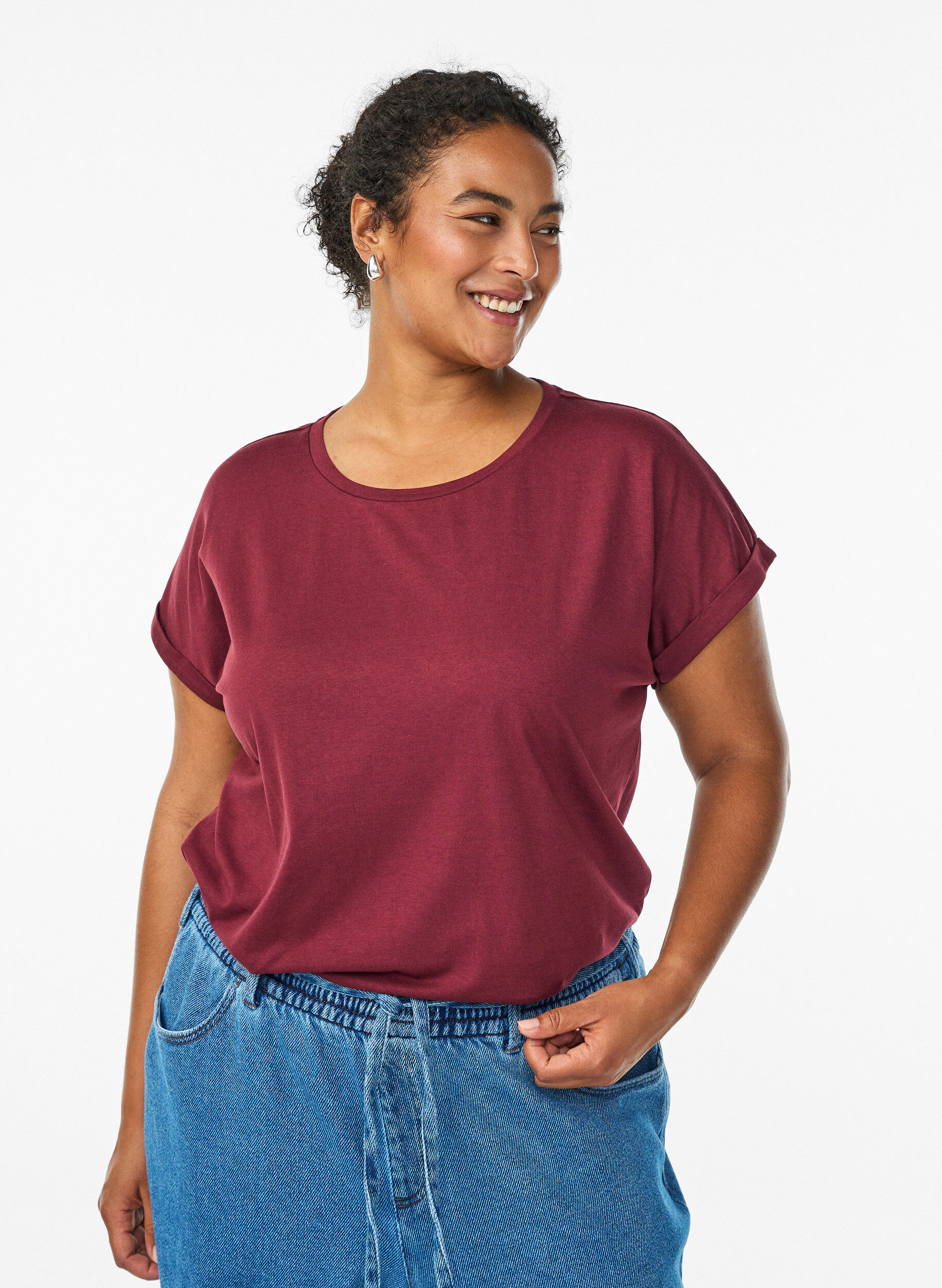 Kurz&auml;rmliges T-Shirt aus einer Baumwollmischung, Dunkles Bordeaux, Model