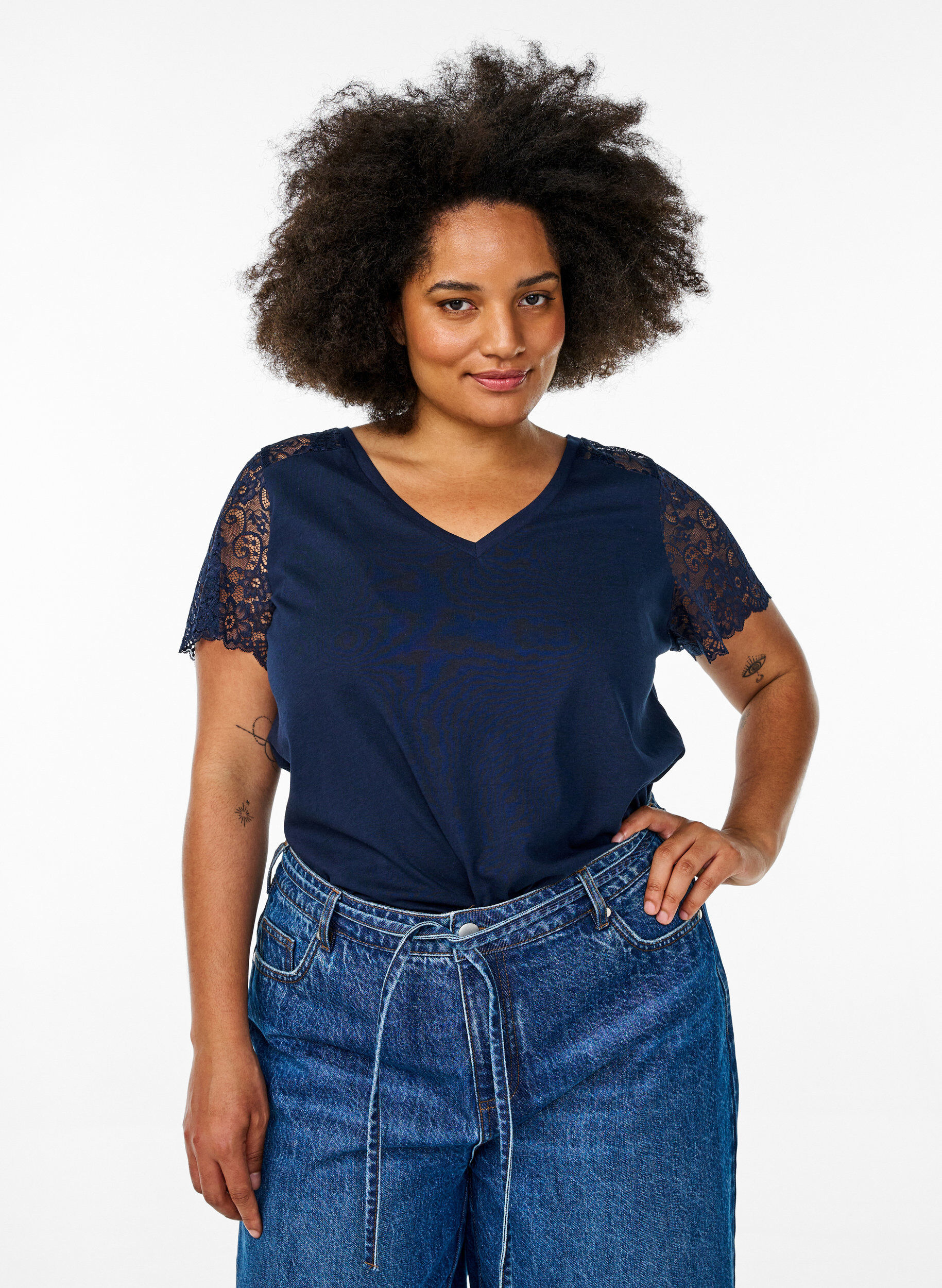 Zizzi T-Shirt aus Baumwolle mit kurzen Spitzen&auml;rmeln, Blau, Model image number 0