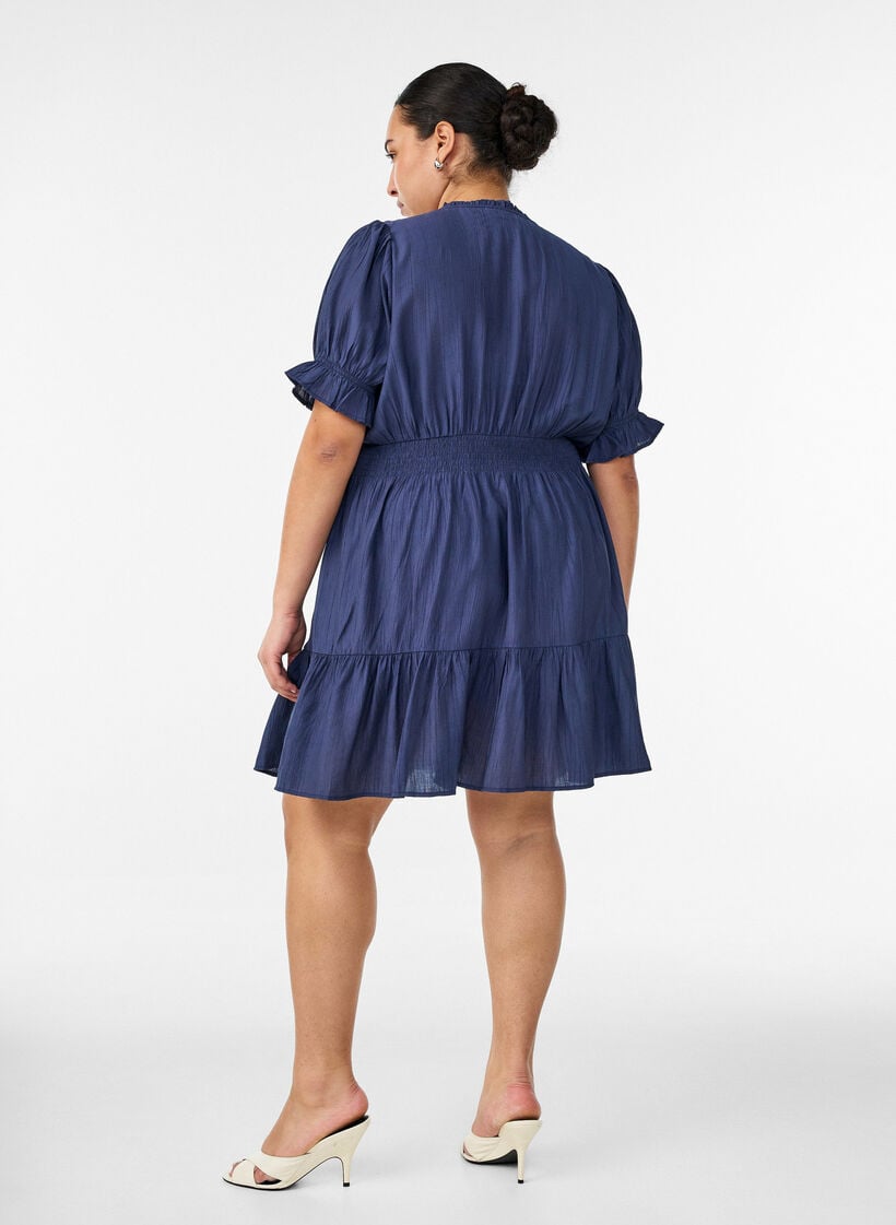 Kurzes Kleid aus Viskose mit R&uuml;schendetails, Blau, Model image number 2