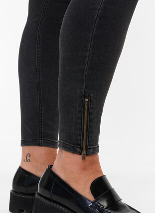 Cropped Amy Jeans mit Reißverschluss, Grey Denim, Model image number 2