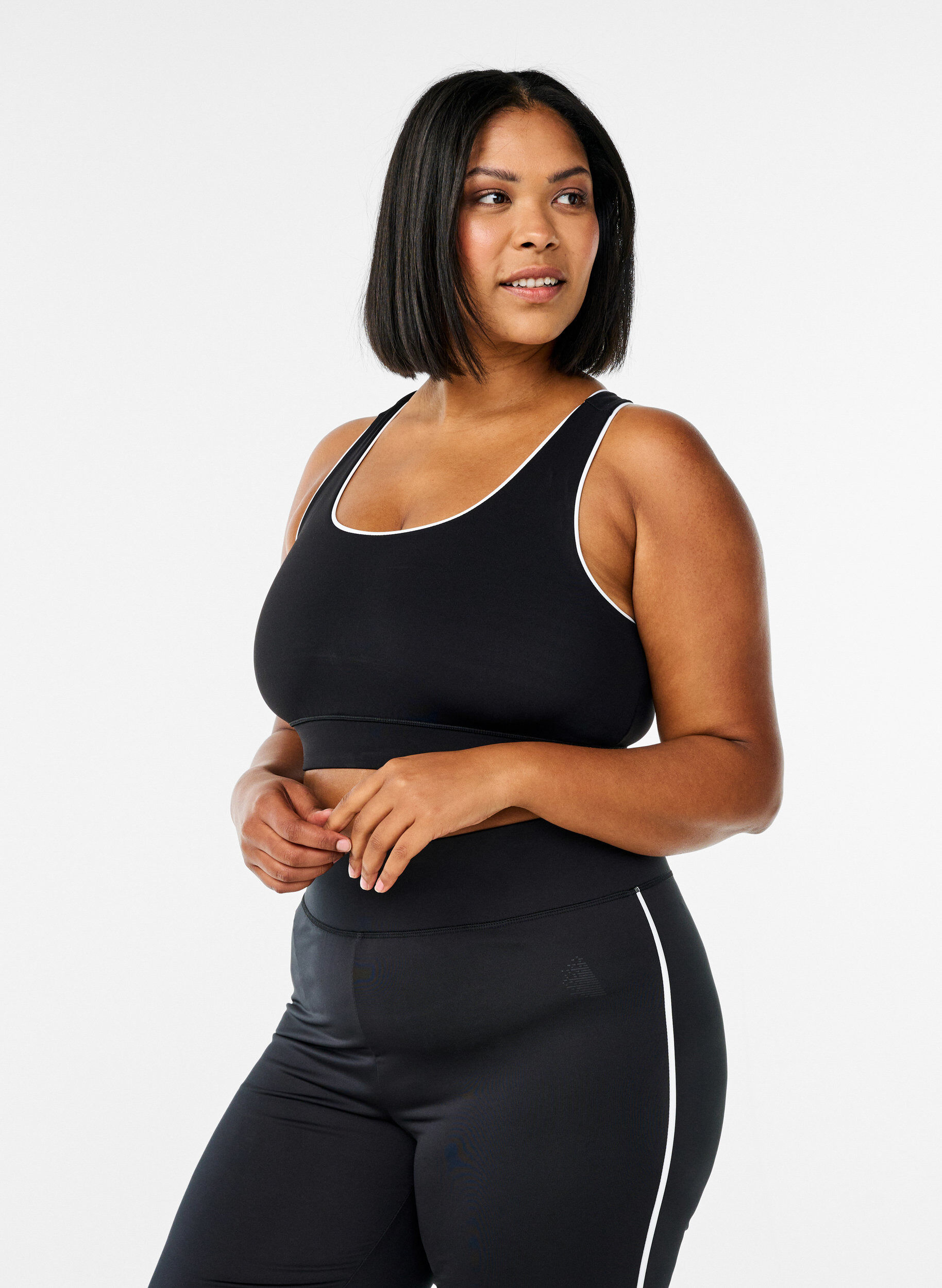 Sport-BH mit Racerback und Kontrastpaspel, Schwarz, Model