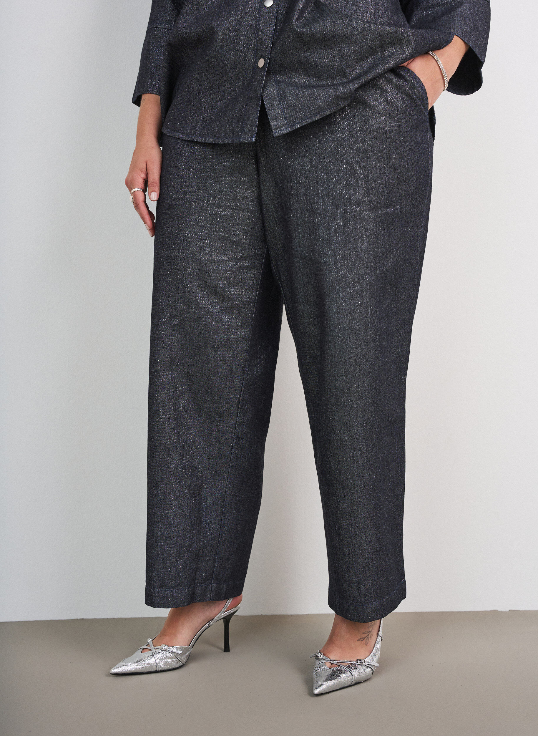 ZizziStraight Leg Jeans mit Glitzerfaden, Grau, Model image number 2