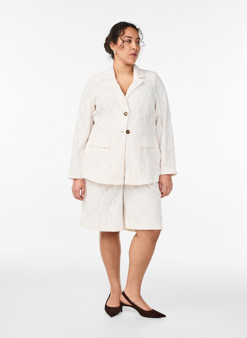 Hoch taillierte Bermudashorts aus Spitze, Vanille, Model image number 0