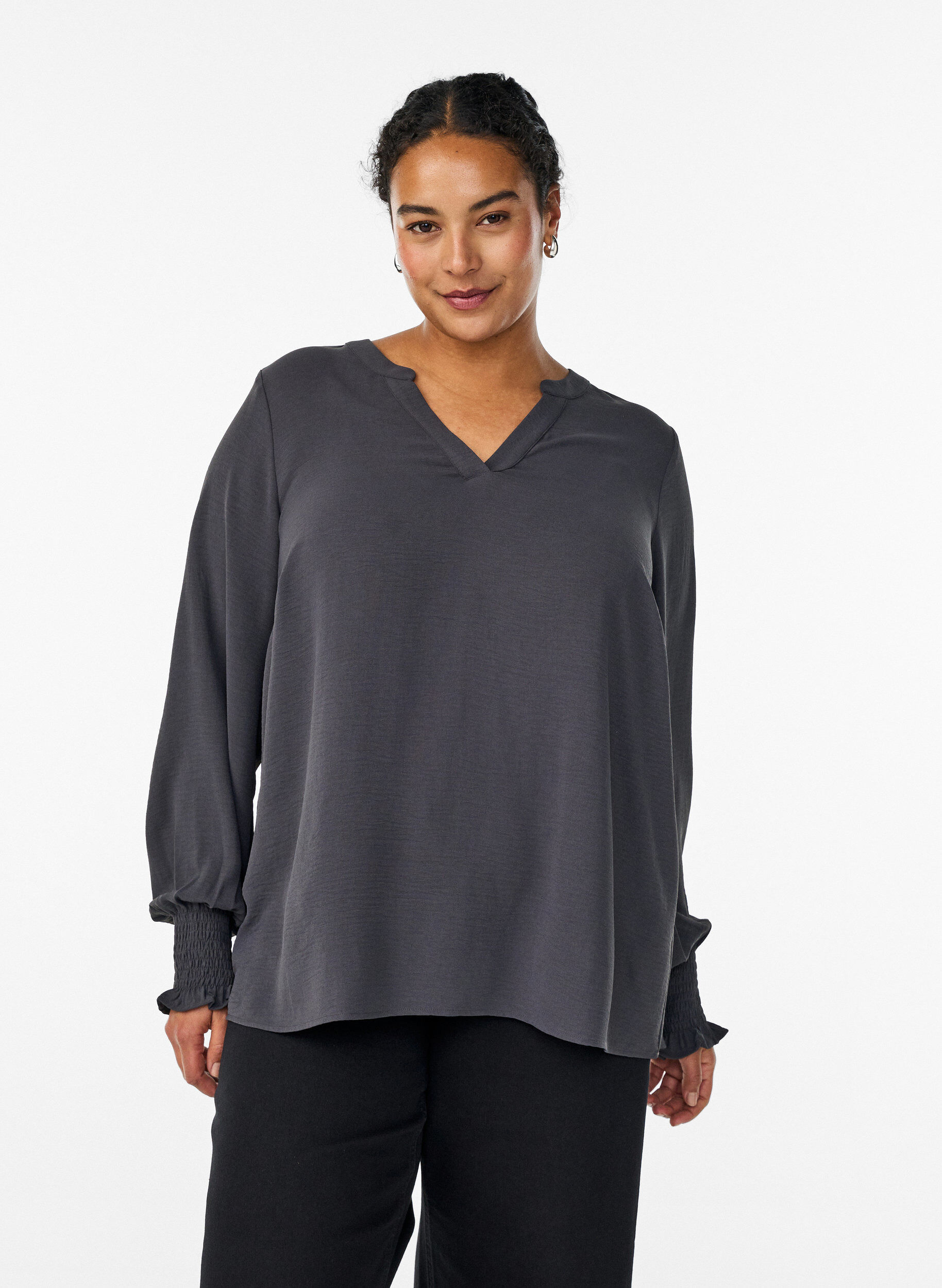 Bluse mit Smockb&uuml;ndchen und V-Ausschnitt, Grau, Model