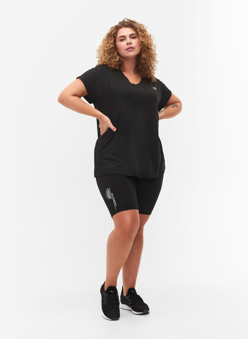 Eng anliegende Trainingsshorts mit Logo, Black, Model image number 2