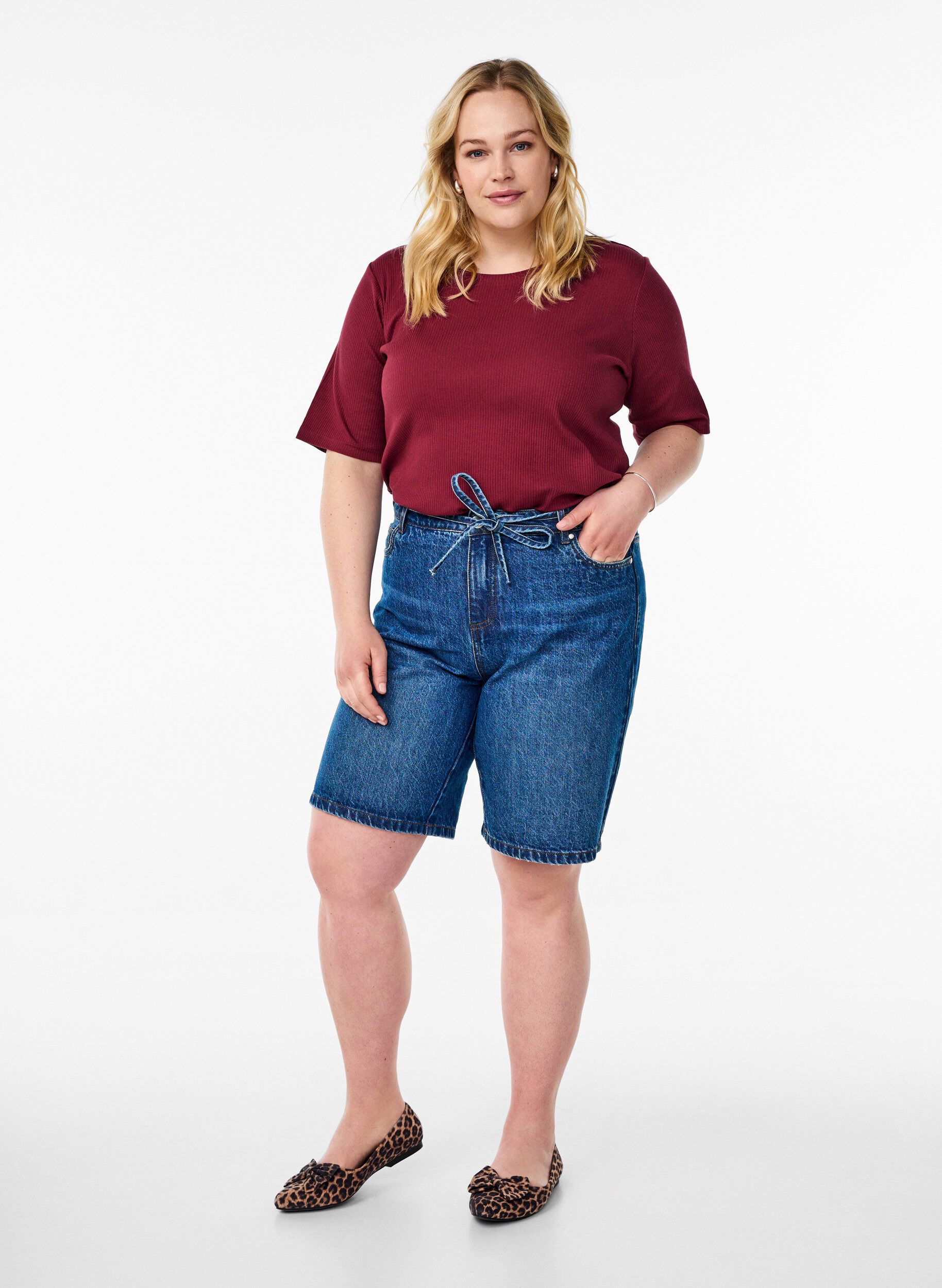Zizzi Bluse aus geripptem Jersey mit kurzen &Auml;rmeln, Dunkles Bordeaux, Model image number 1