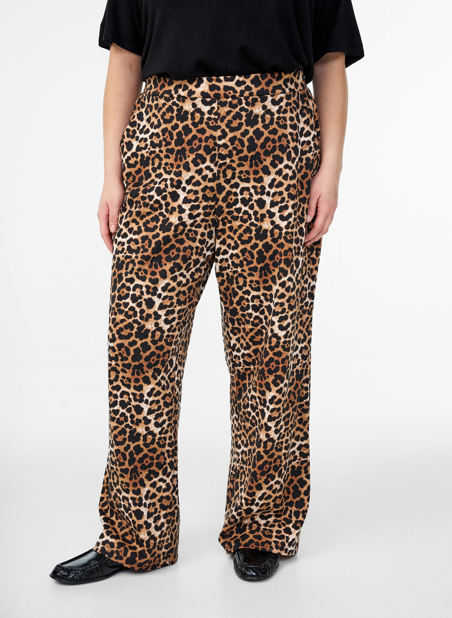 Zizzi Hose mit geradem Bein und Leopardenmuster, Braun, Model image number 2