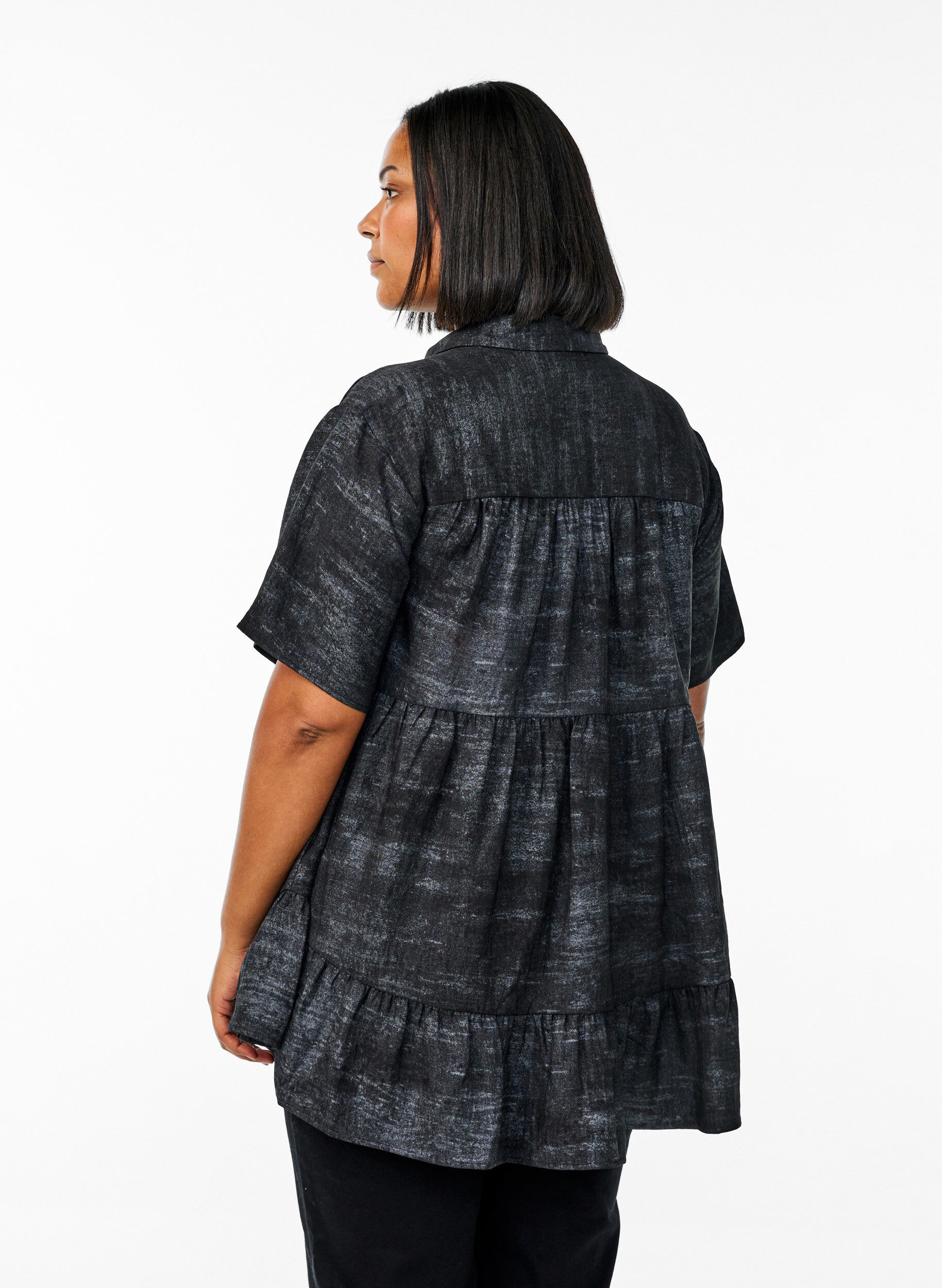 Zizzi Lockere Bluse mit Kragen und Kn&ouml;pfen, Schwarz, Model image number 2