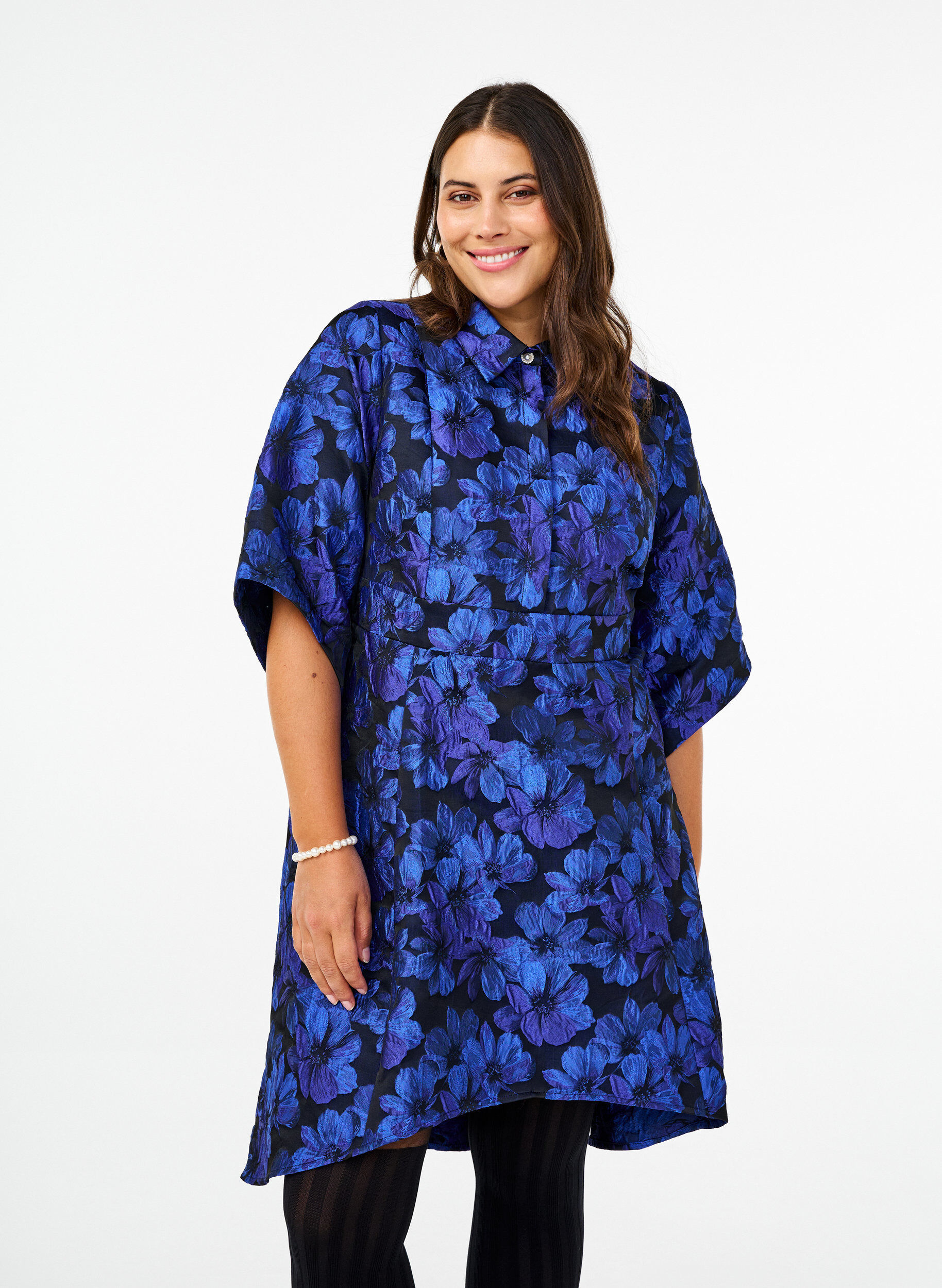 Zizzi Jacquardkleid mit 3/4-&Auml;rmeln, Black Blue, Model image number 0