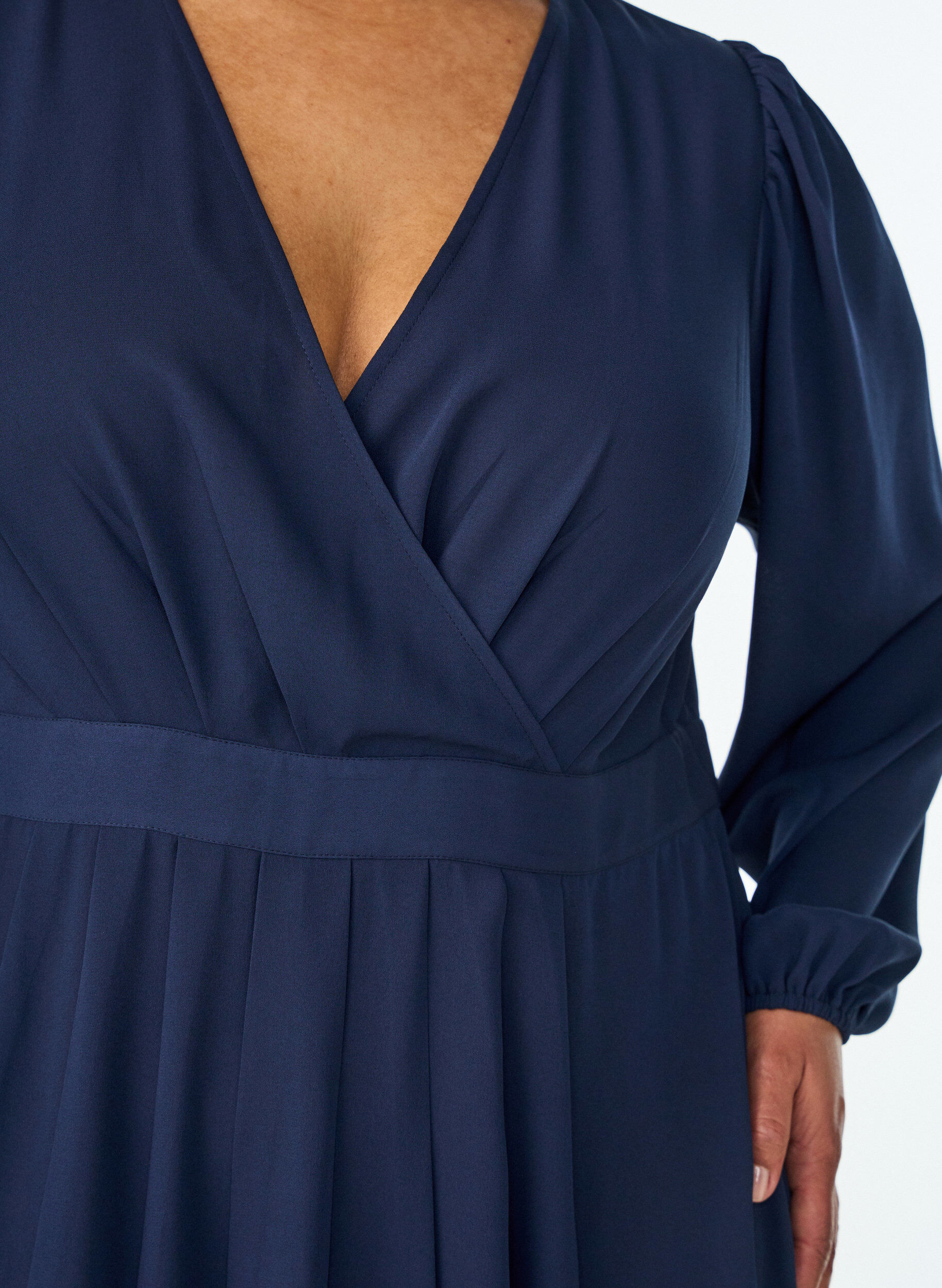Zizzi Maxikleid mit Wickelausschnitt und langen &Auml;rmeln, Blau, Model image number 2