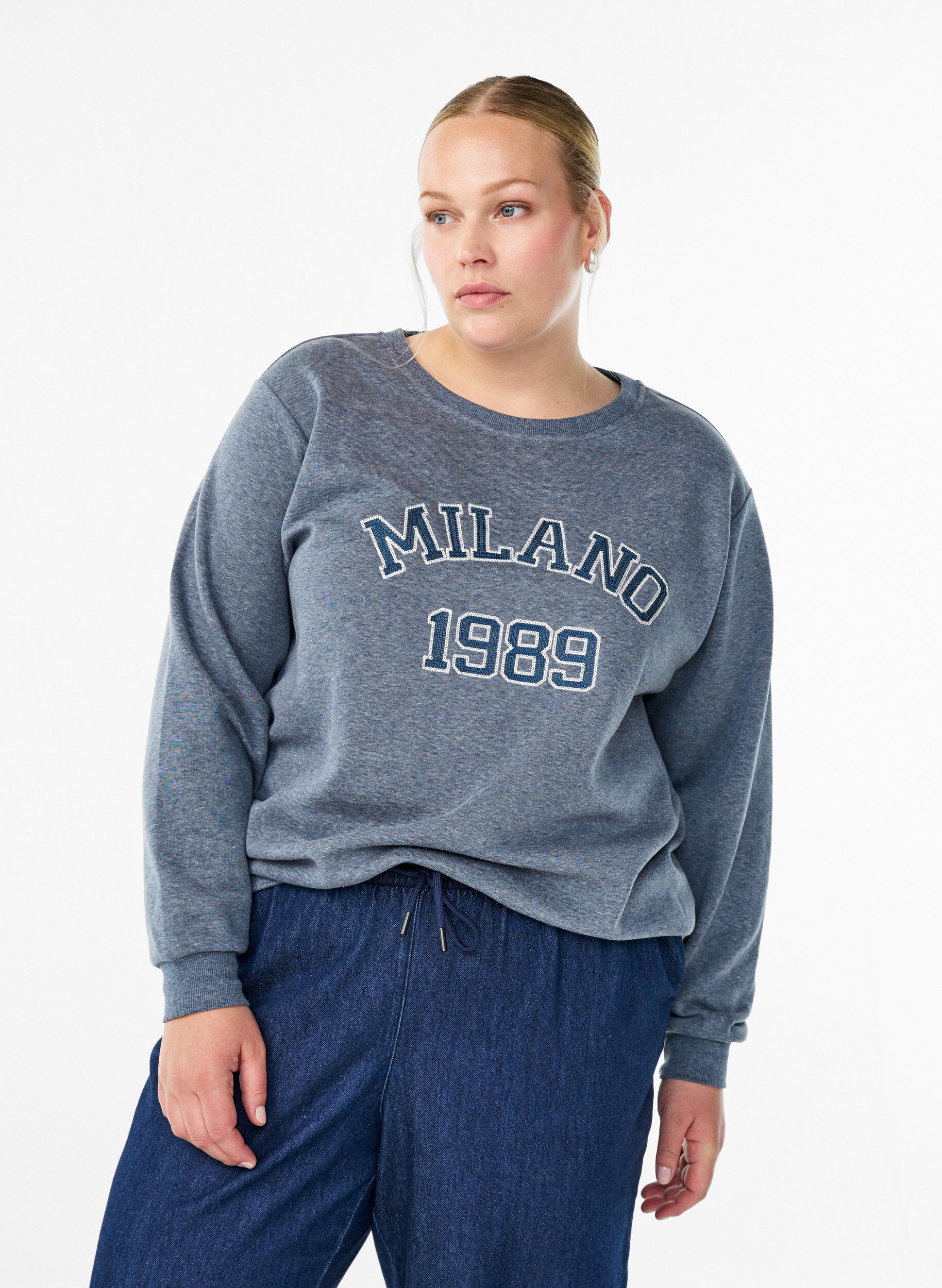 Zizzi Sweatshirt mit aufgesticktem Mailand-Motiv, Grau, Model image number 0