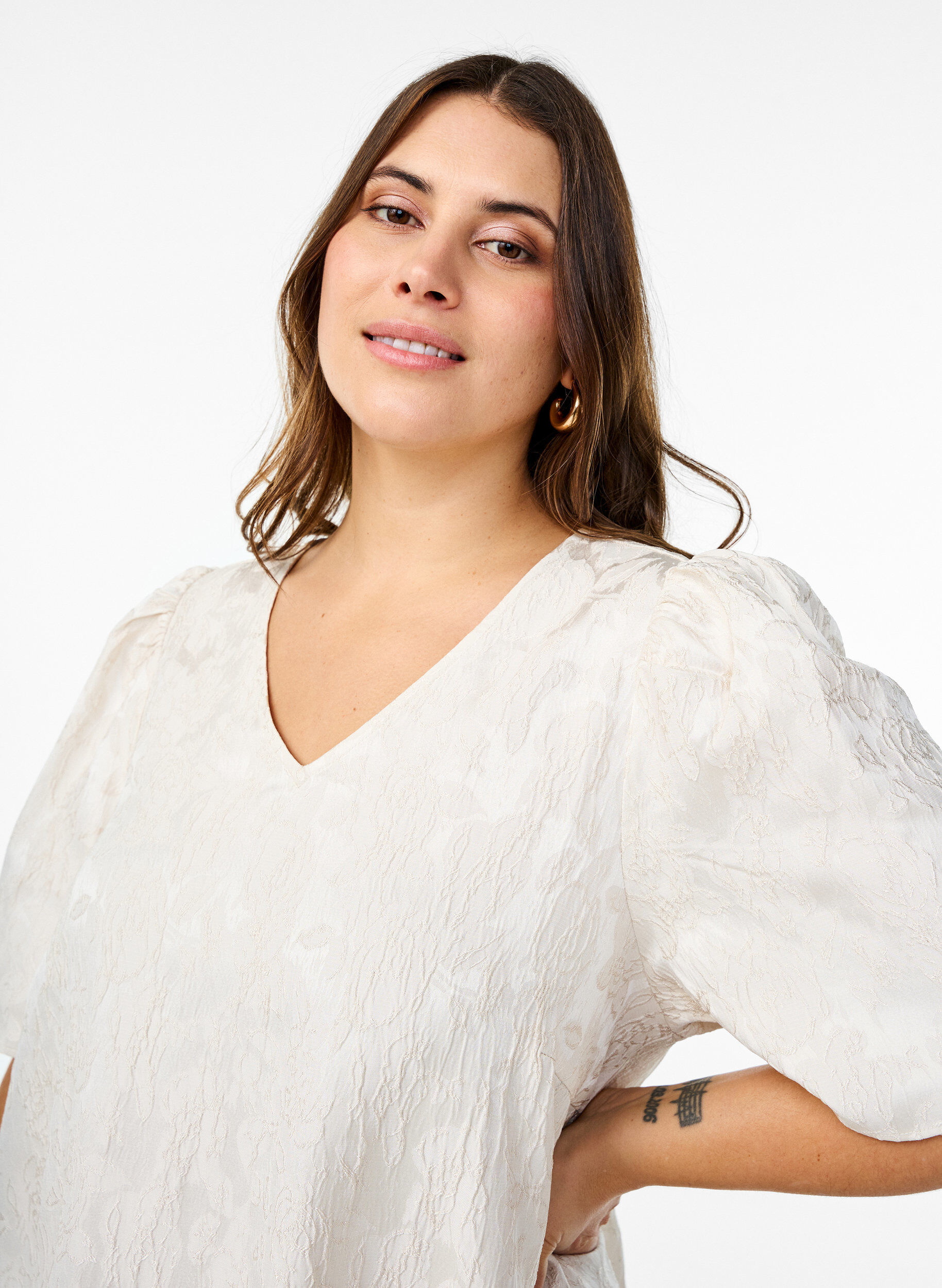 Zizzi Knielanges Kleid aus Jacquard mit kurzen &Auml;rmeln, Whisper White, Model image number 2