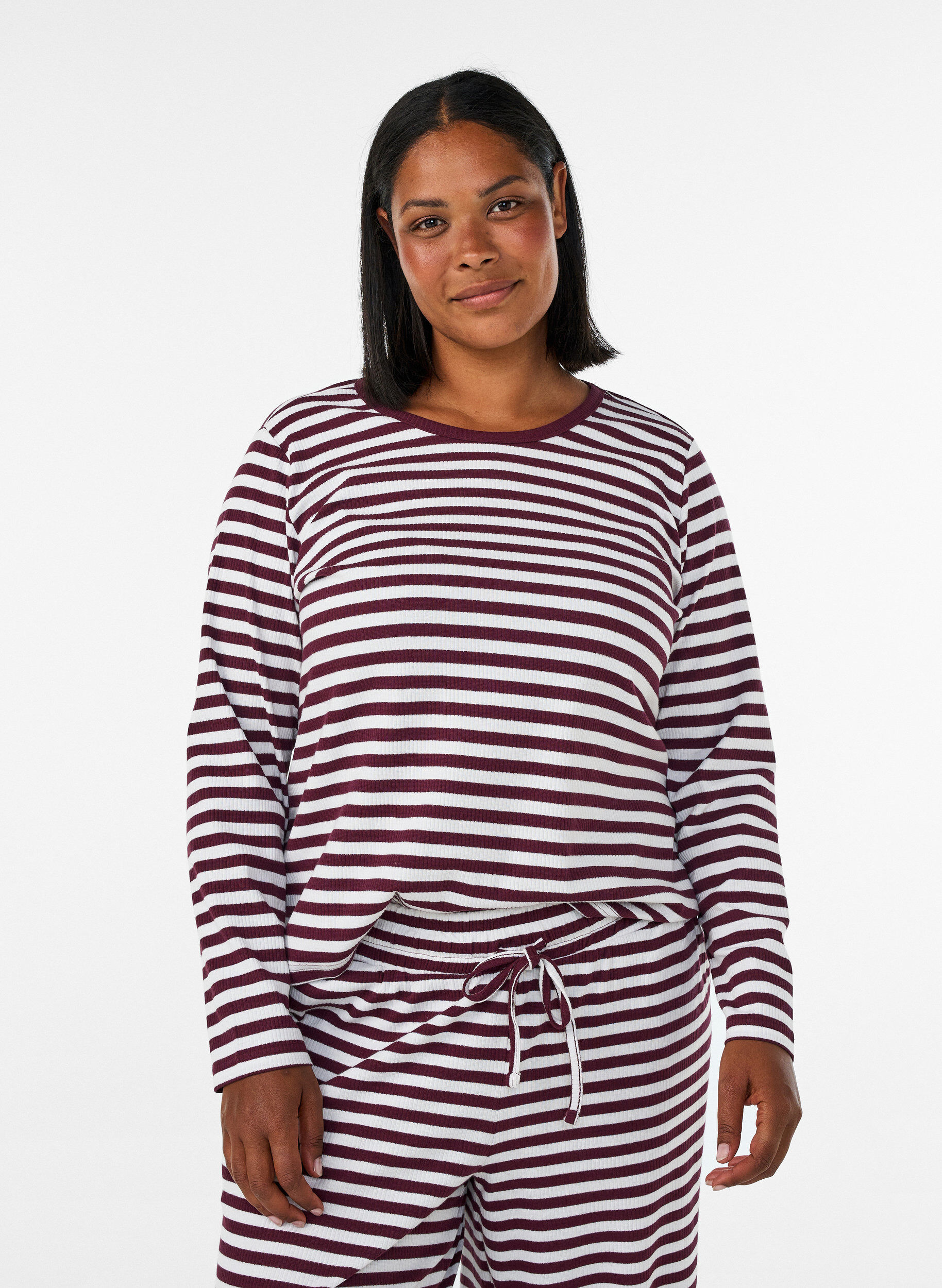 ZizziLang&auml;rmeliges Nachtoberteil aus geripptem Jersey mit Streifen, Rot, Model image number 0