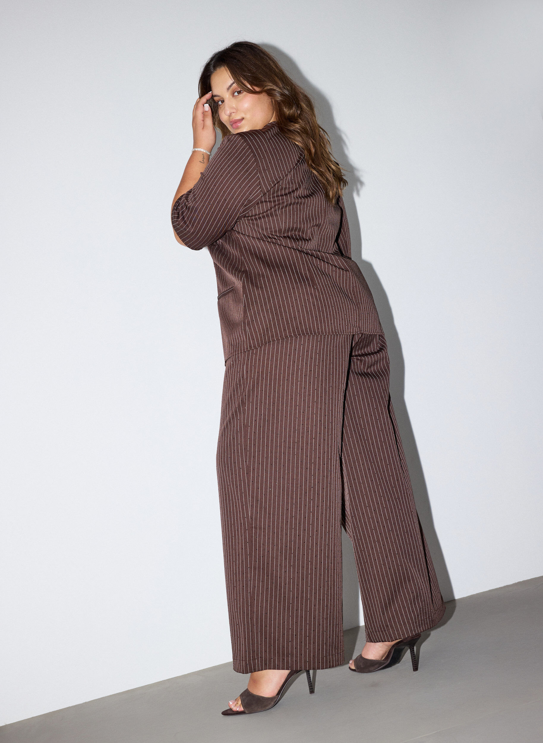 ZizziNadelstreifenhose mit Strasssteinen und weitem Bein, Braun, Model image number 1