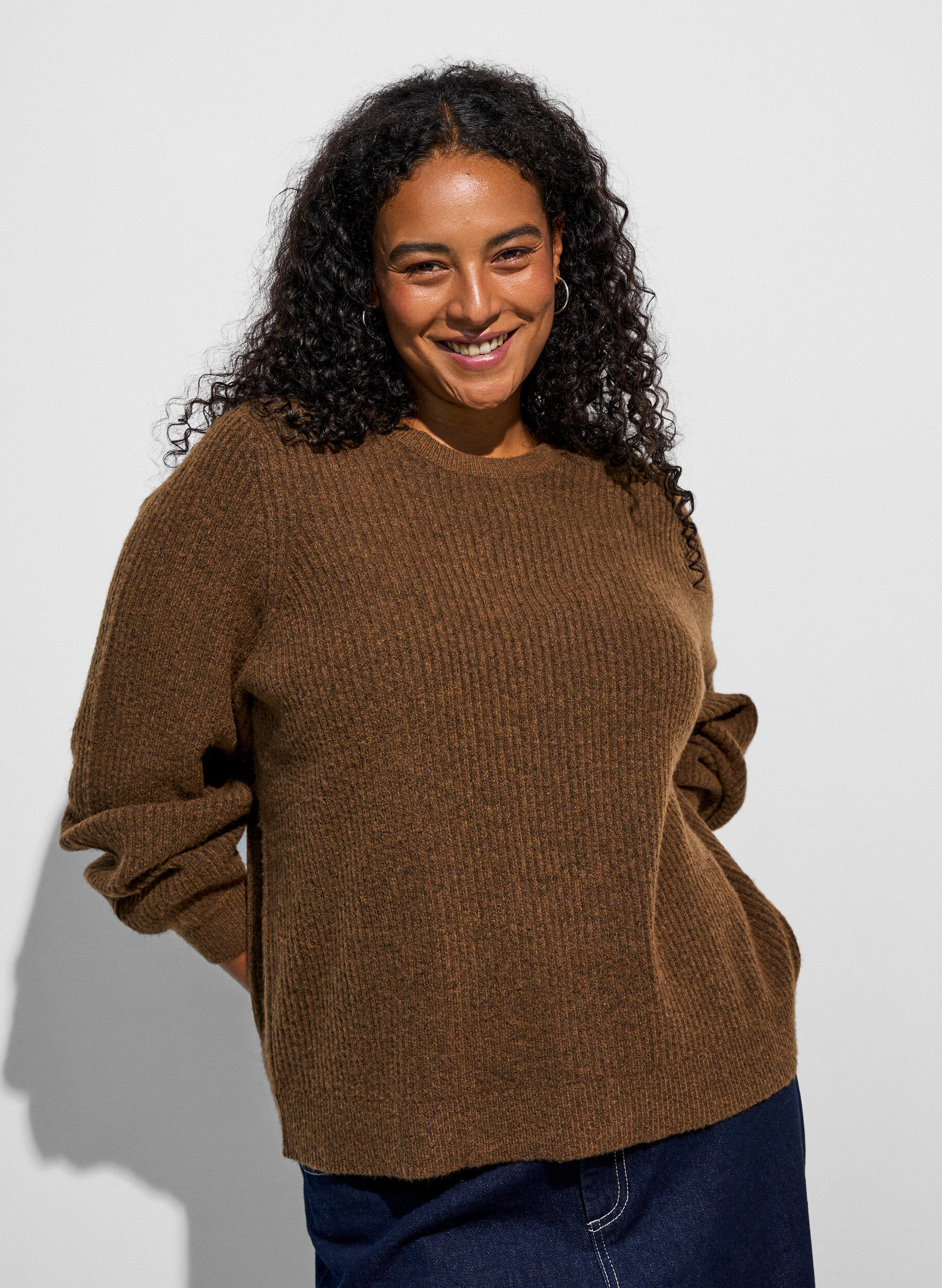 Gerippter Pullover mit Ballon&auml;rmeln, Braun, Model
