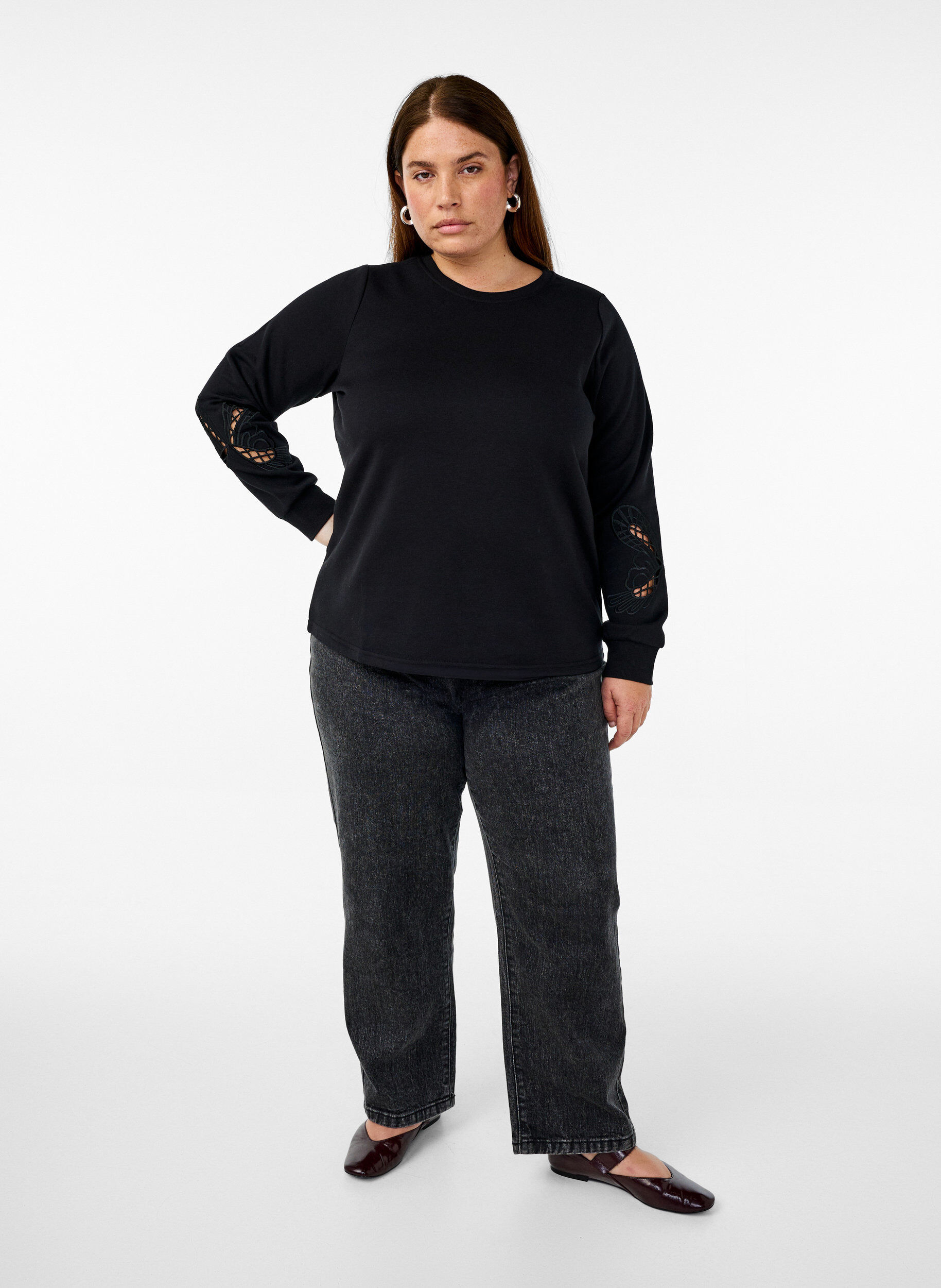Zizzi Sweatshirt mit aufgestickten Cut-Outs, Black, Model image number 3