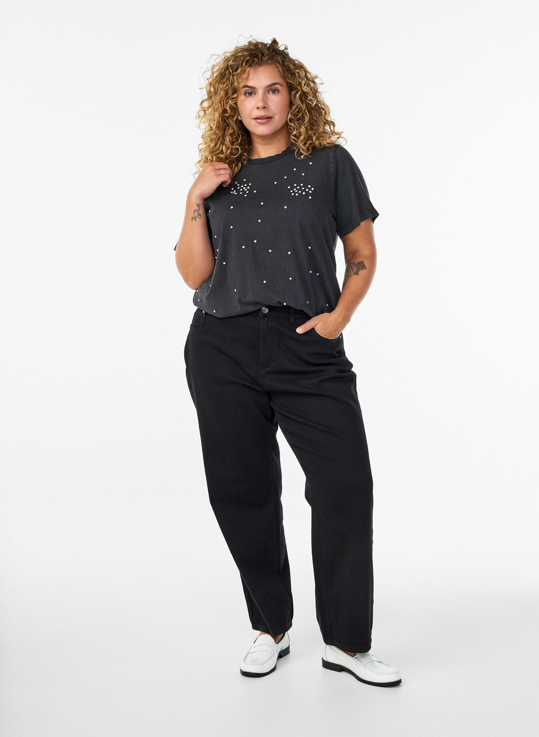 Zizzi T-Shirt mit Strasssteinen in abgenutzter Optik, Grau, Model image number 1