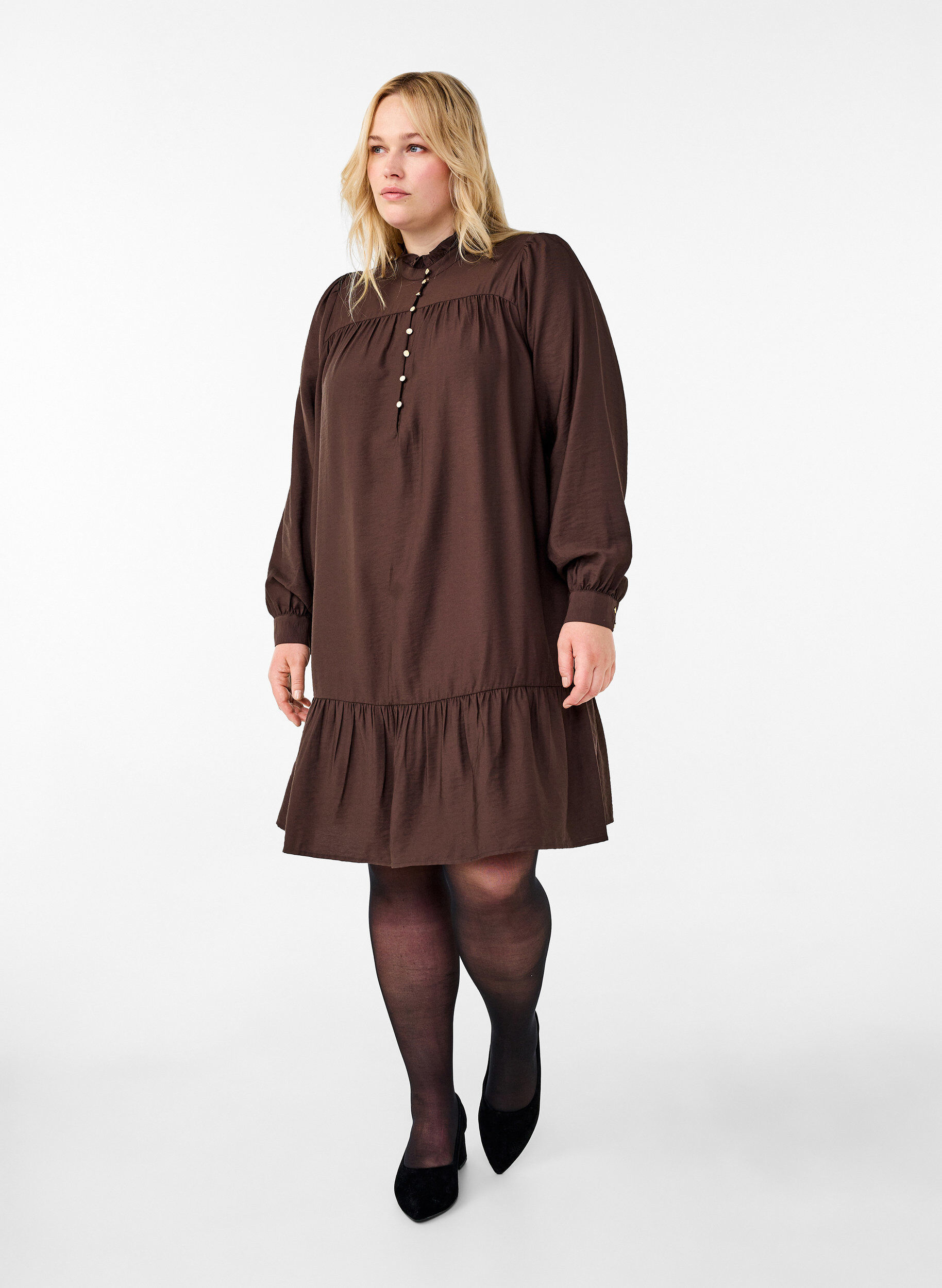 Zizzi Kurzes Kleid mit R&uuml;schenkragen, Seal Brown, Model image number 2