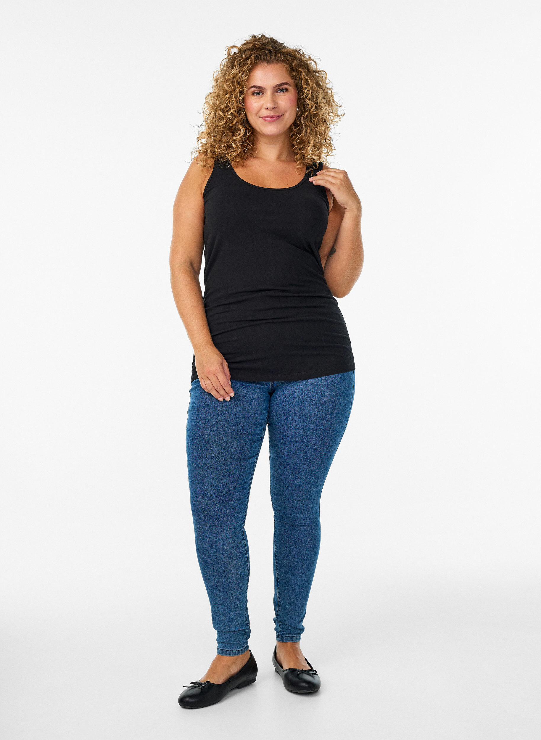 Zizzi Einfarbiges Basic Top aus Baumwolle, Schwarz, Model image number 1