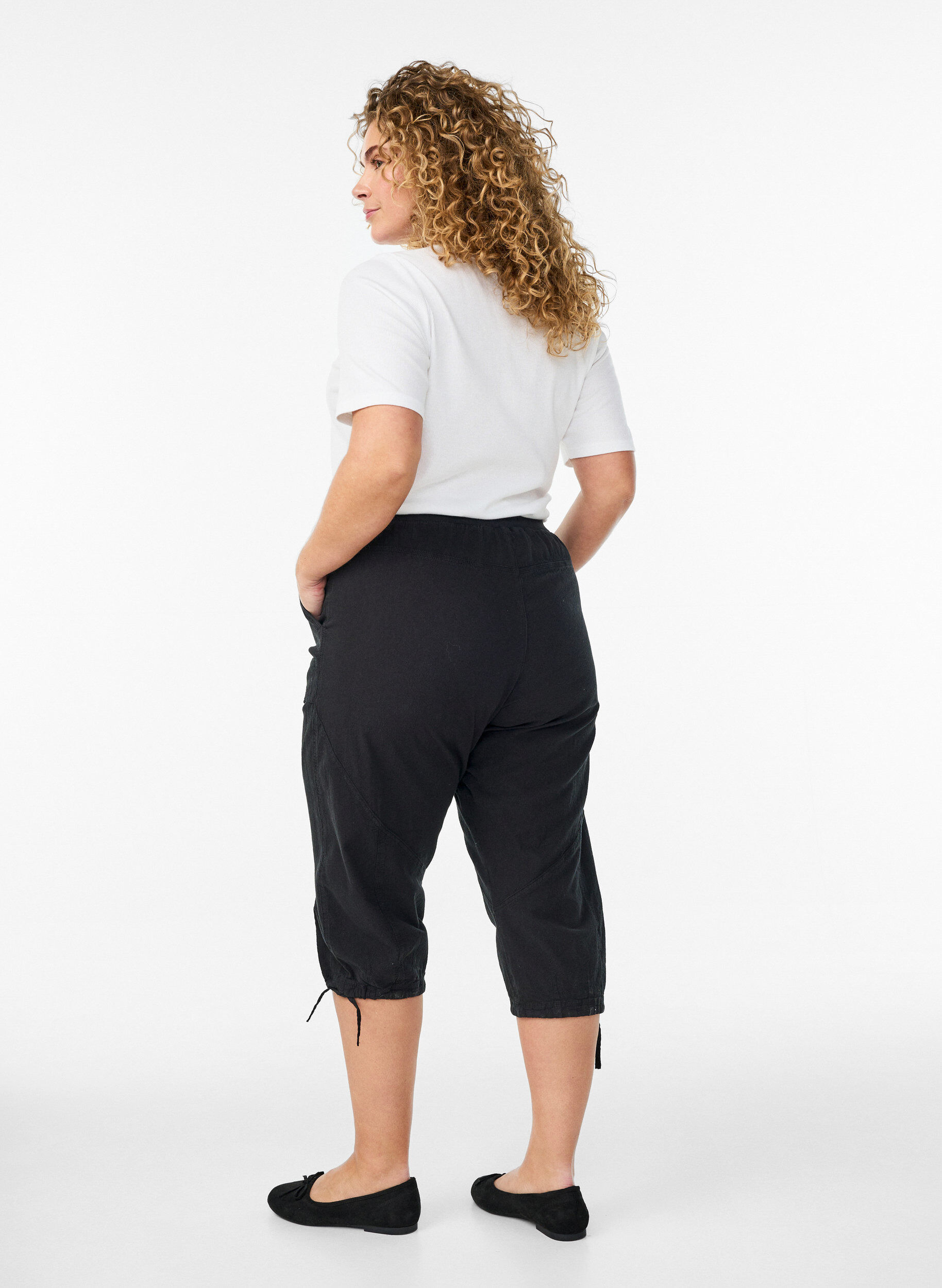 Zizzi Capri-Hose aus Baumwolle, Schwarz, Model image number 1
