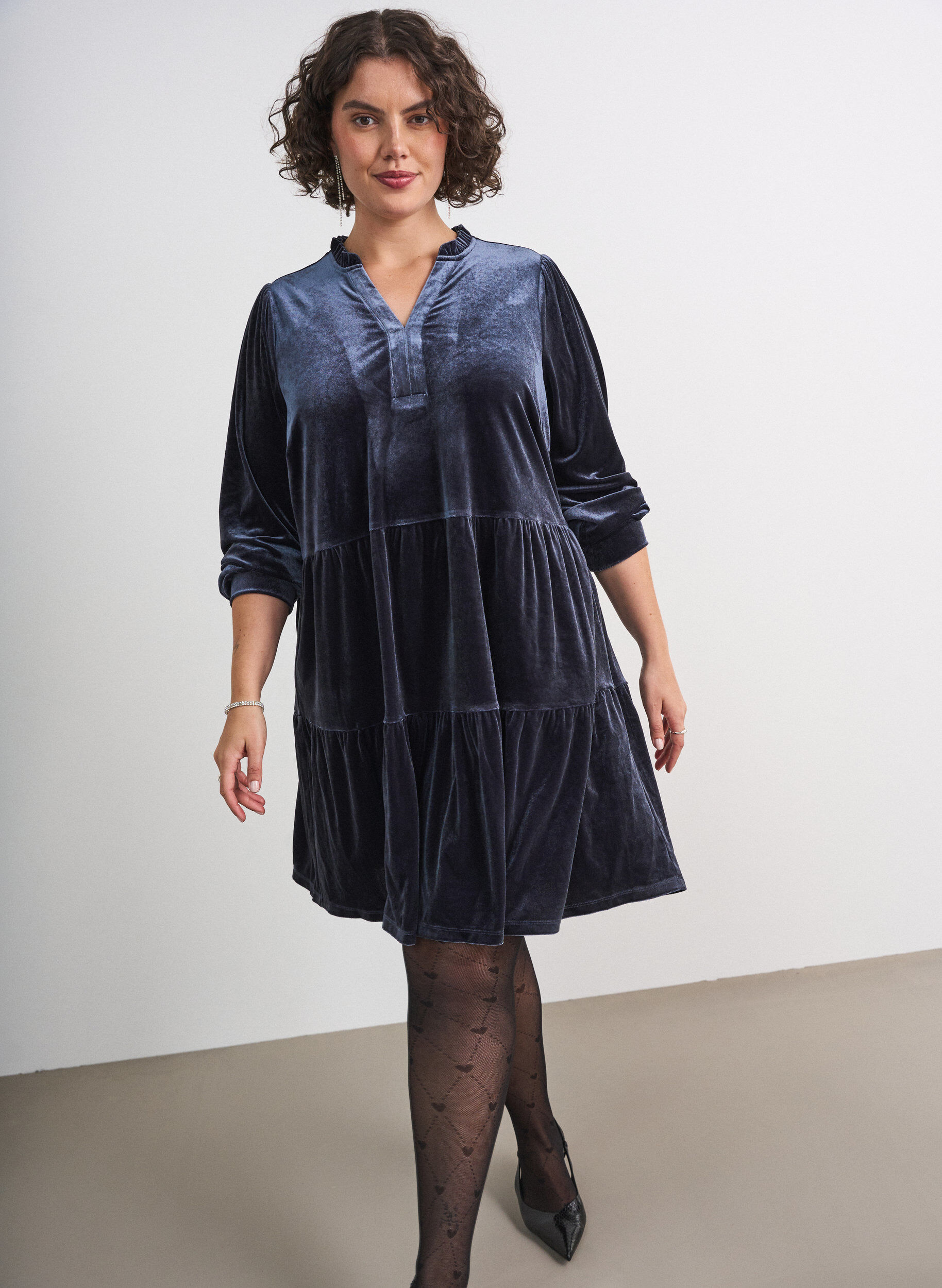 Kurzes Kleid aus Velours mit R&uuml;schenkragen und langen &Auml;rmeln, Blau, Model