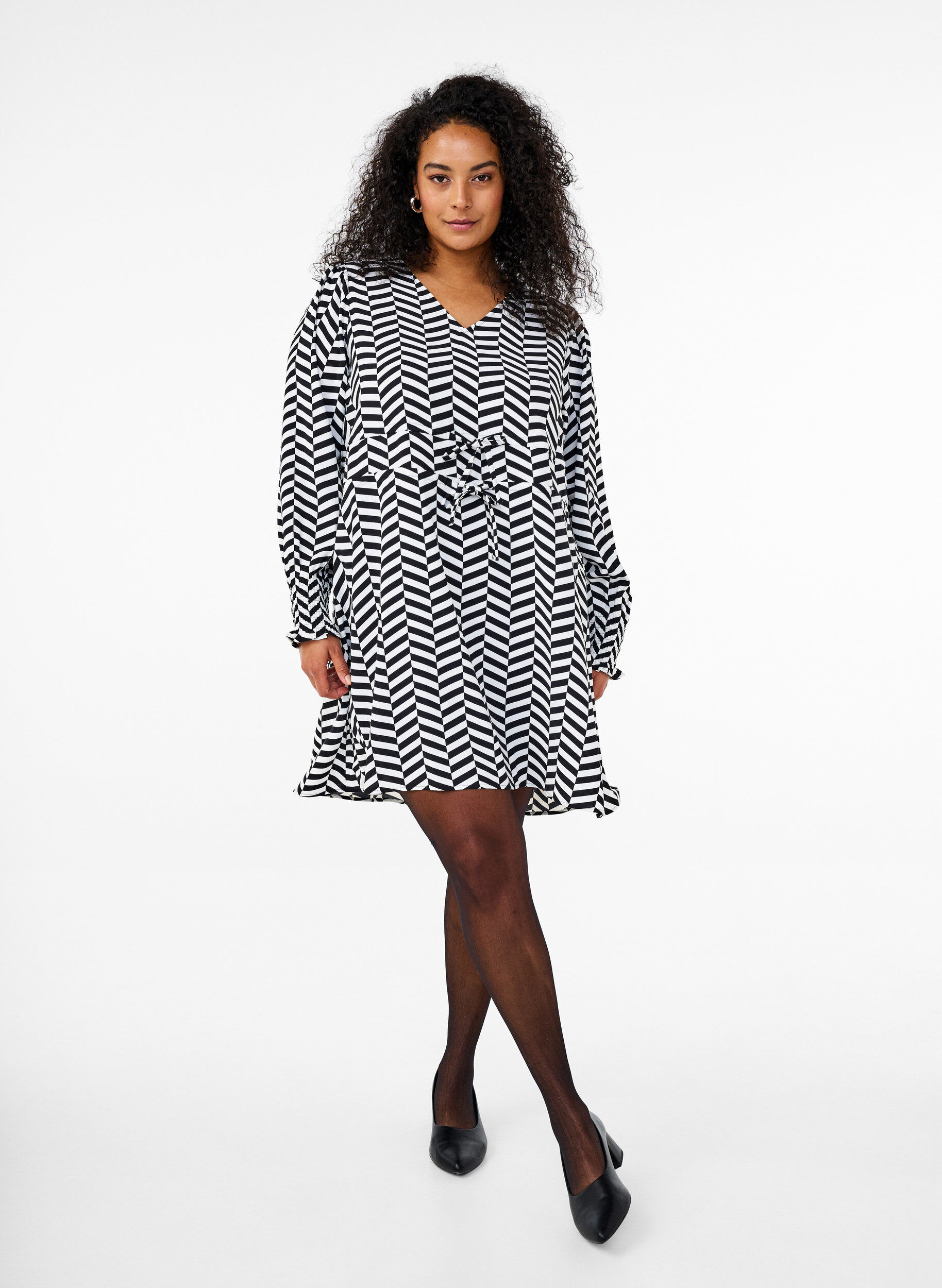 Zizzi Kleid mit Bindeg&uuml;rtel in der Taille, Schwarz, Model image number 1