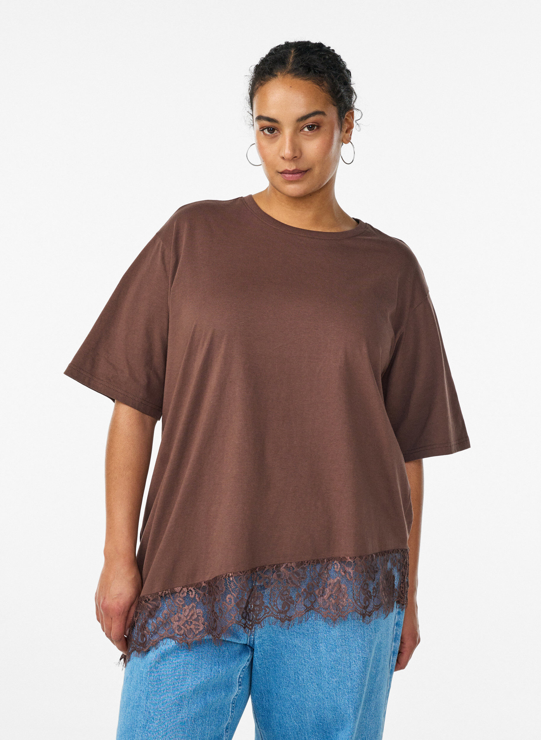 T-Shirt mit asymmetrischem Spitzensaum, Braun, Model