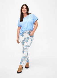 Super-schmale Amy Jeans mit Blumenprint, White B.AOP, Model