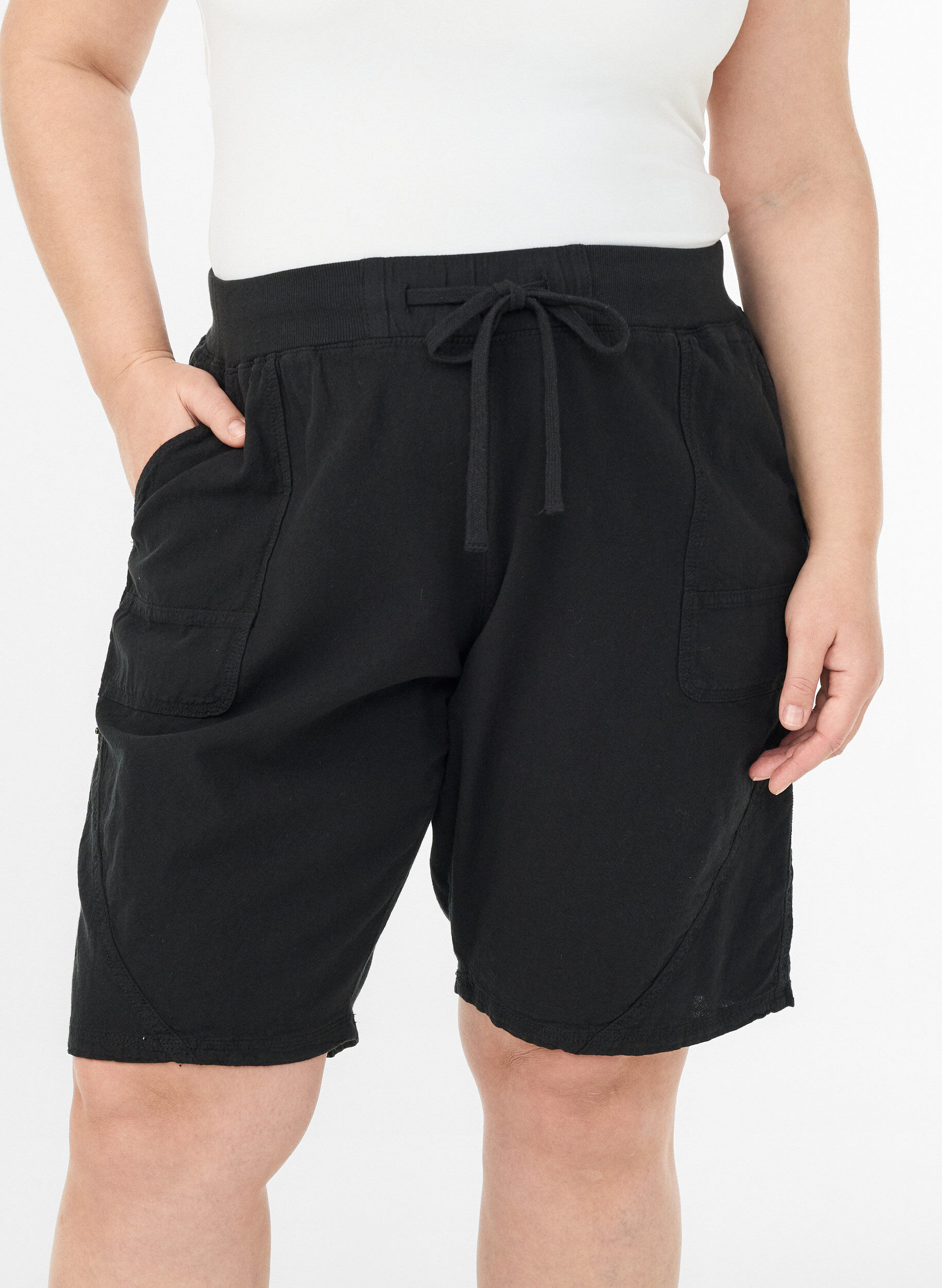 Zizzi Lockere Shorts aus Baumwolle mit Taschen, Schwarz, Model image number 3