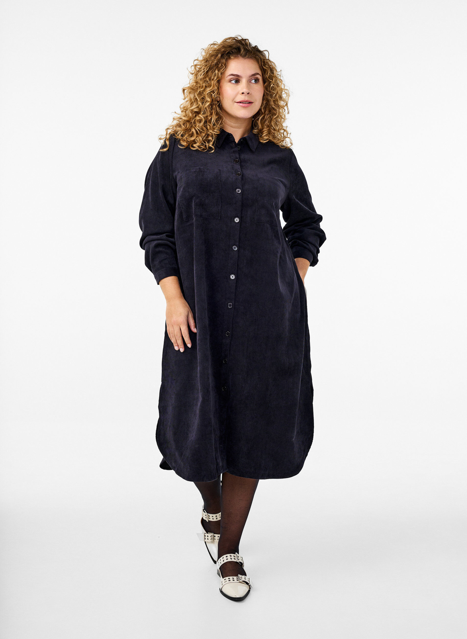 Zizzi Langes Corduroy-Hemdkleid mit Kn&ouml;pfen, Black, Model image number 0