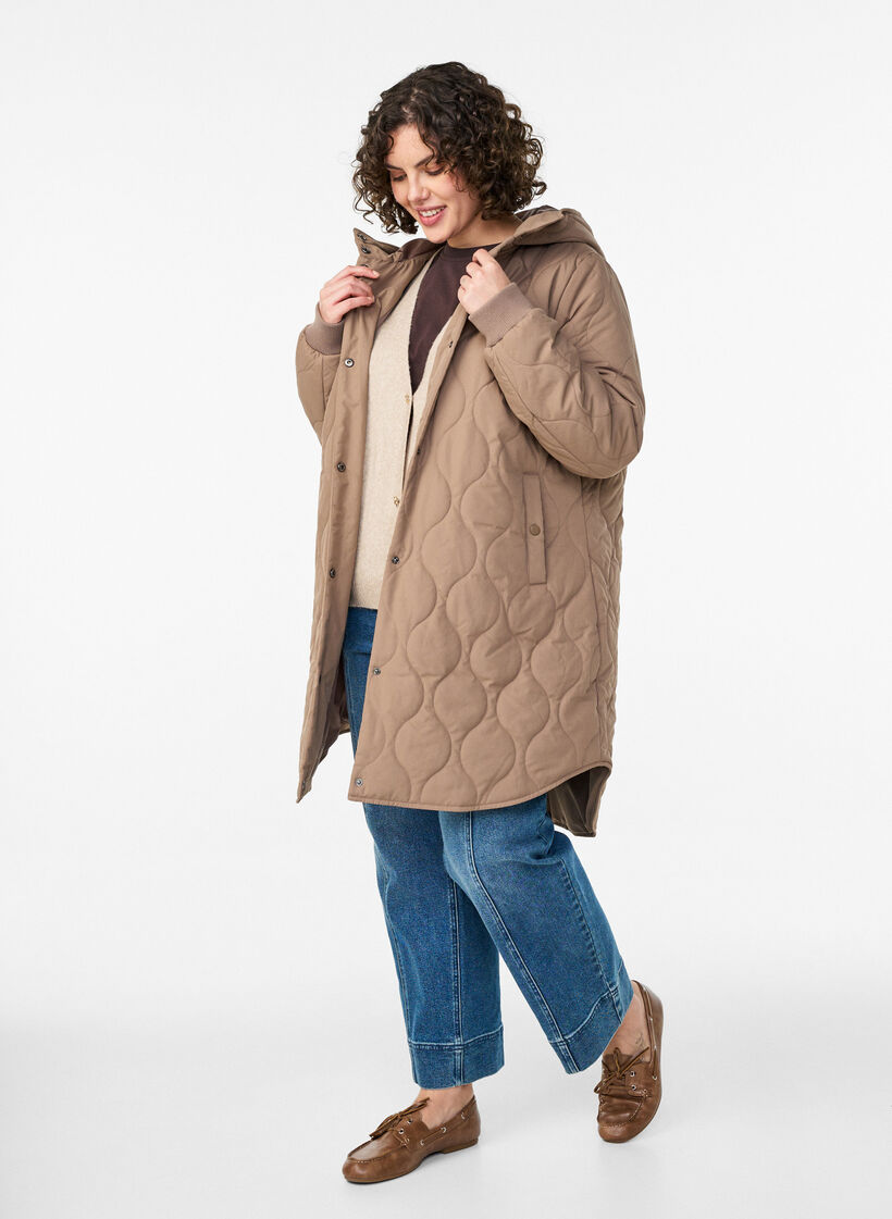 Mittellange Steppjacke mit Kapuze, Braun, Model