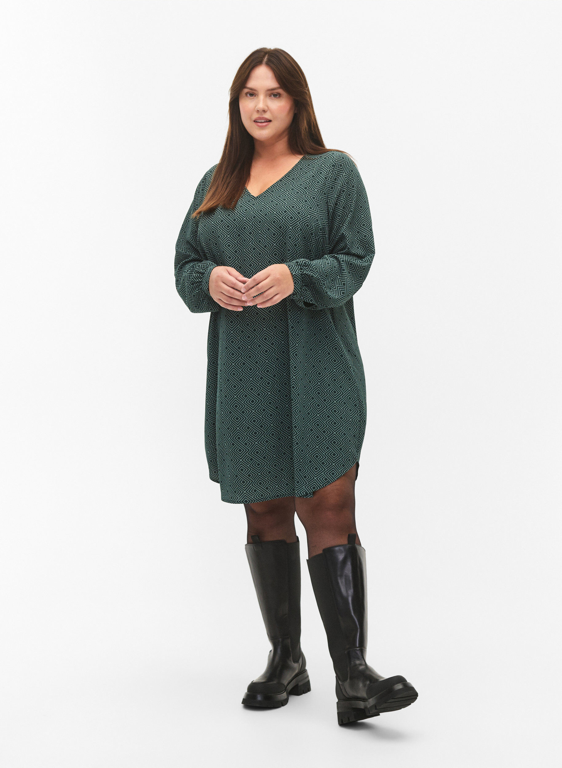 Zizzi Kleid mit V-Ausschnitt und Aufdruck, Scarab Graphic AOP, Model image number 2