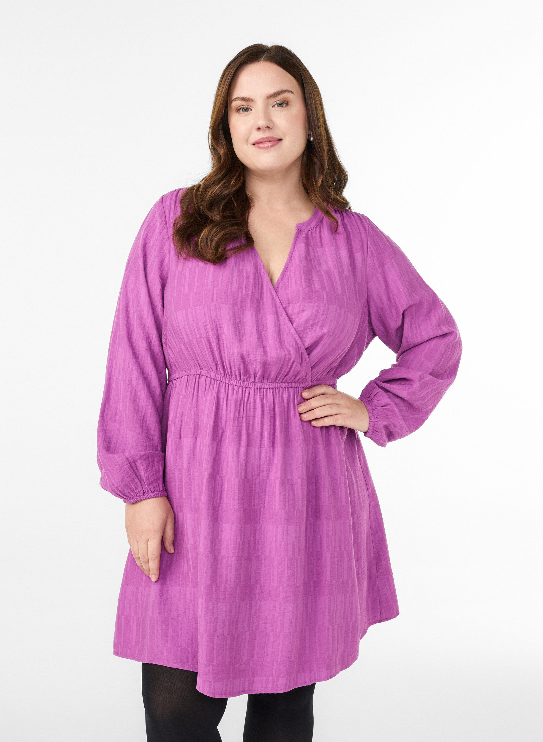 Kurzes strukturiertes Kleid in Wickeloptik, Lila, Model
