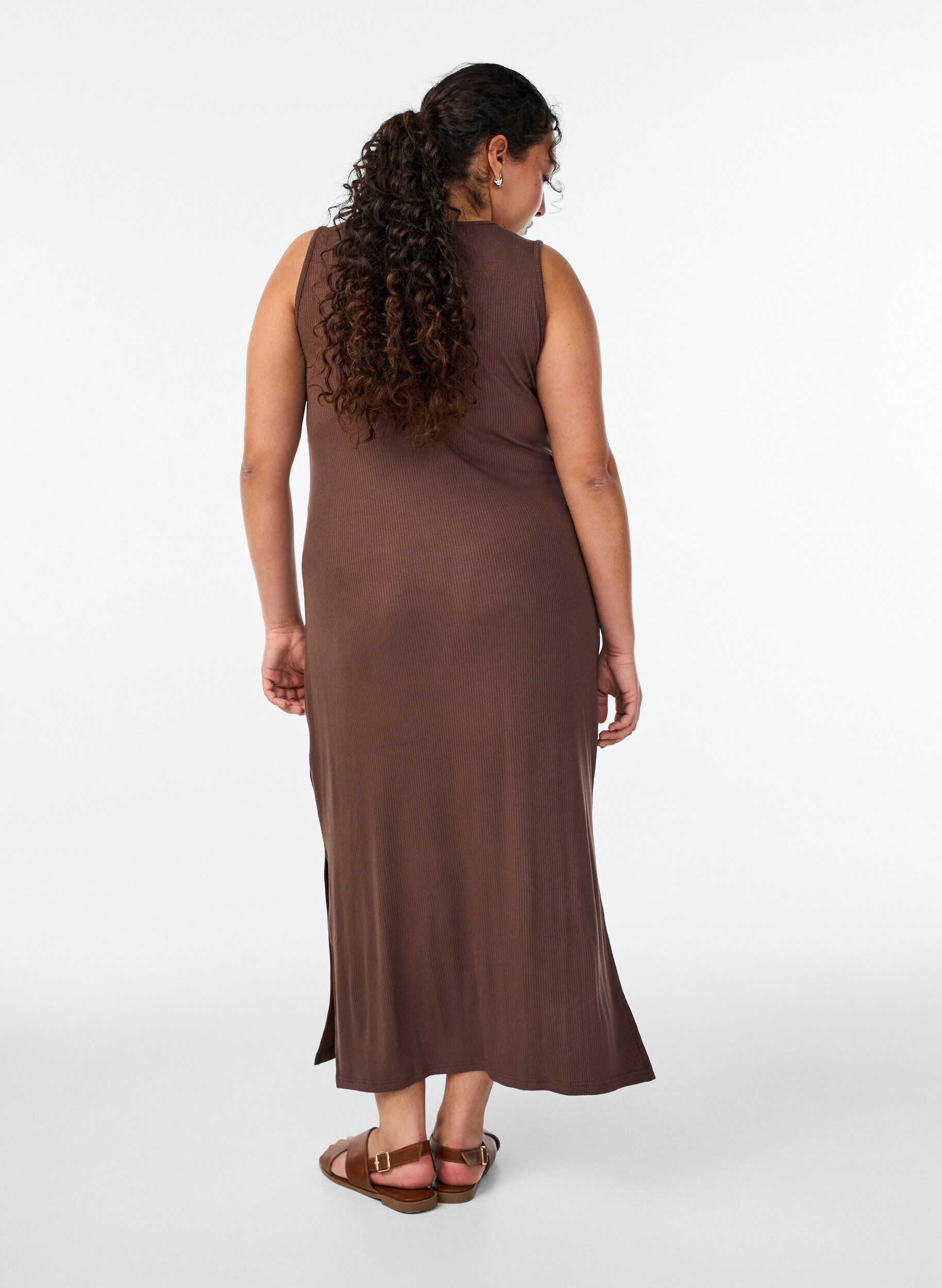 Zizzi&Auml;rmelloses geripptes Kleid aus Viskose, Braun, Model image number 1