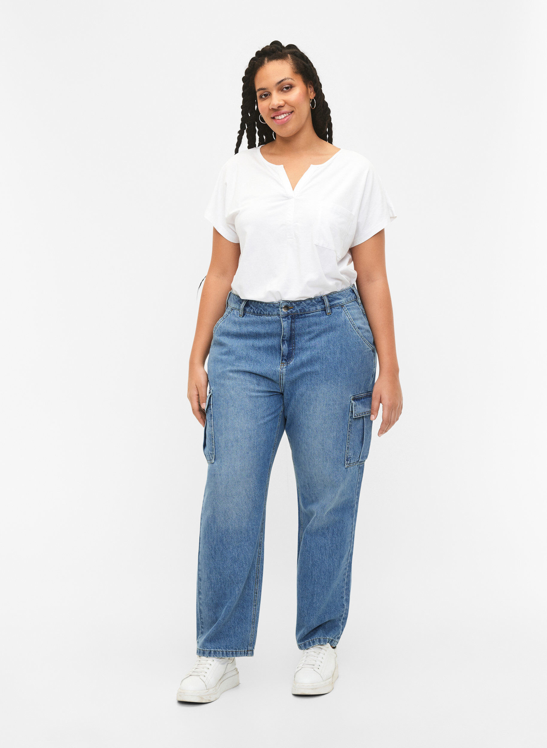 Zizzi T-Shirt mit V-Ausschnitt und Brusttasche, Bright White, Model image number 2