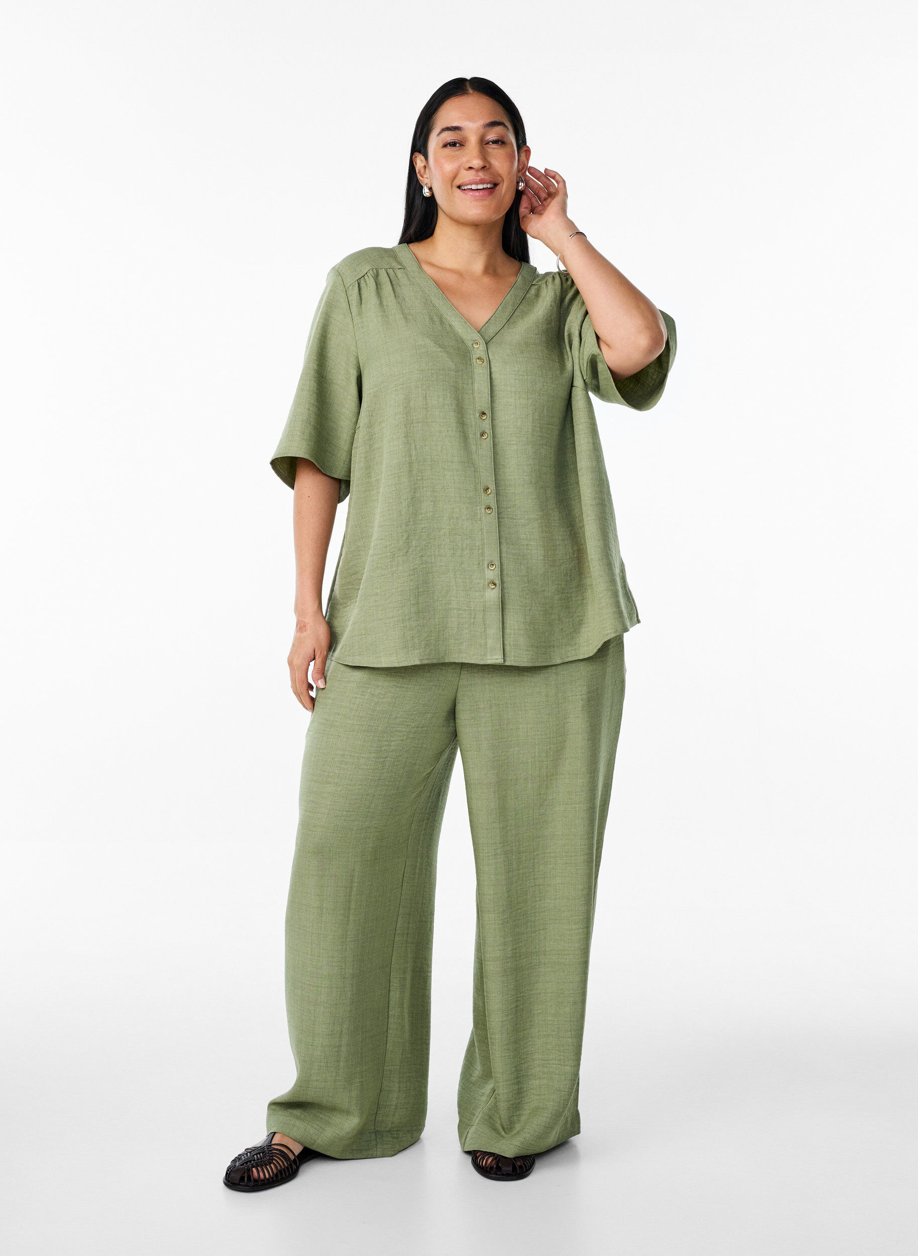 Zizzi Hemdbluse mit V-Ausschnitt und kurzen &Auml;rmeln, Gr&uuml;n, Model image number 1