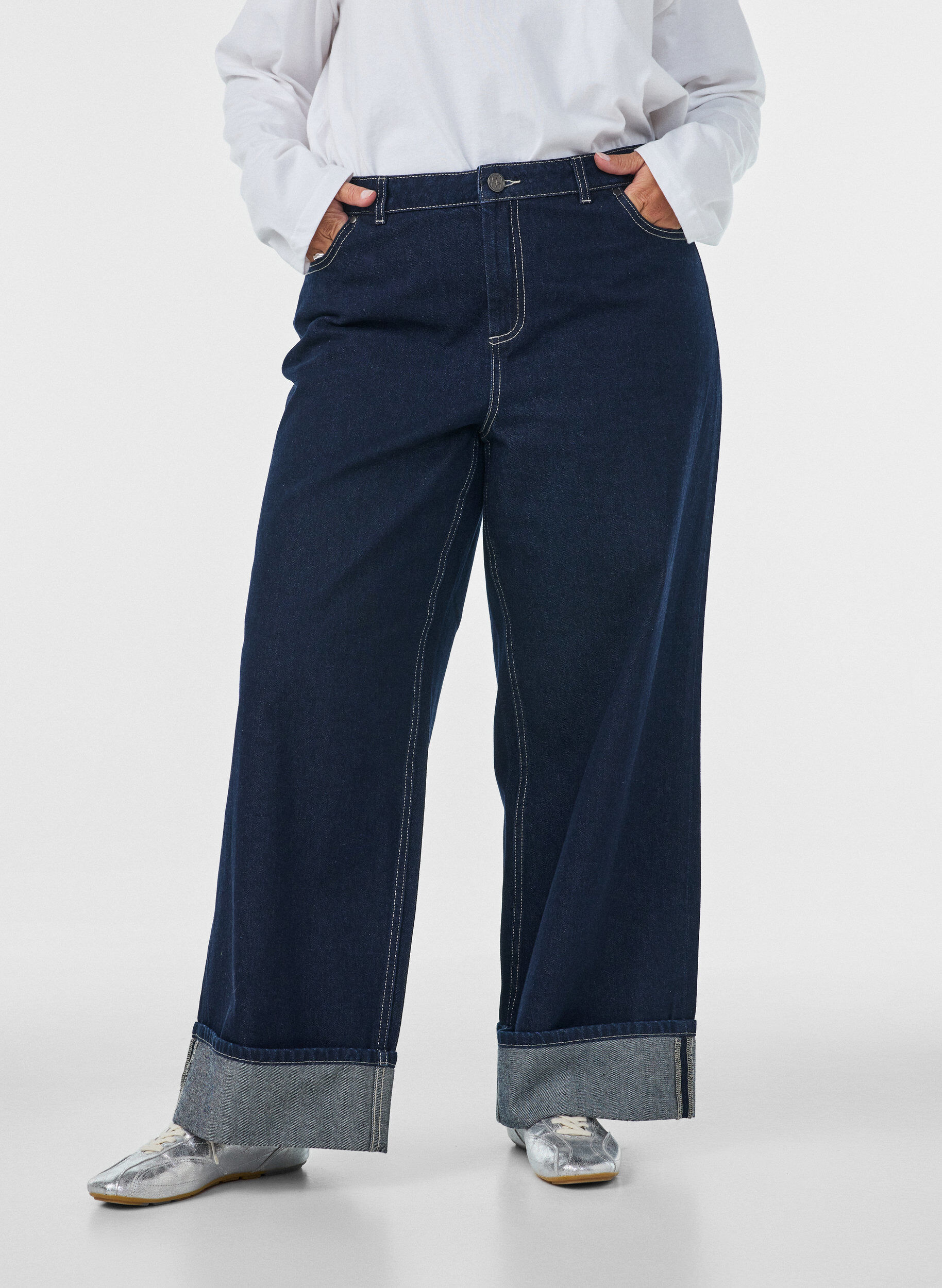 ZizziJeans in weiter Passform mit breitem Umschlag und Kontrastn&auml;hten, Blau, Model image number 2
