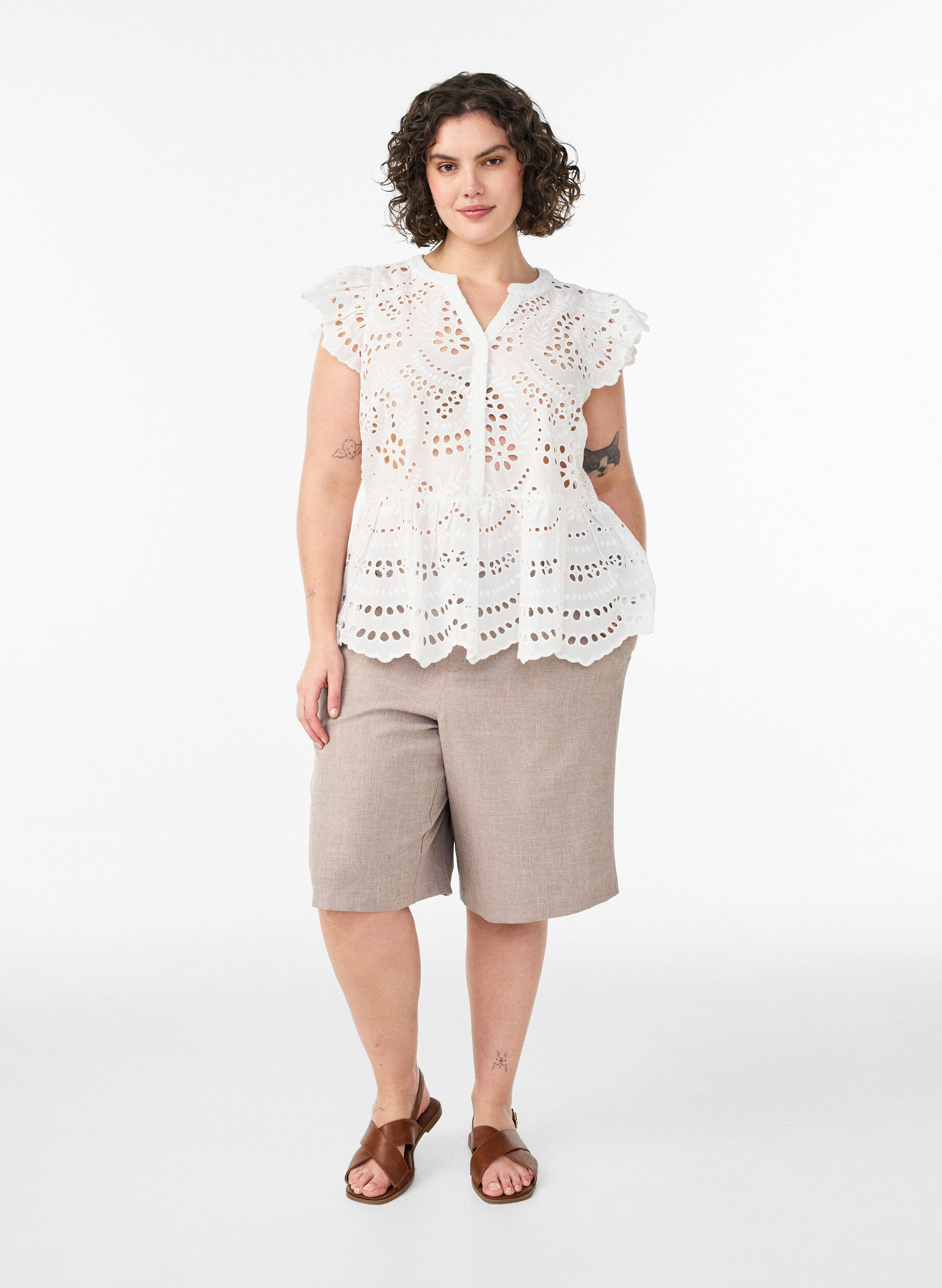 Zizzi &Auml;rmellose Bluse aus Lochstickerei mit R&uuml;schen, Wei&szlig;, Model image number 1