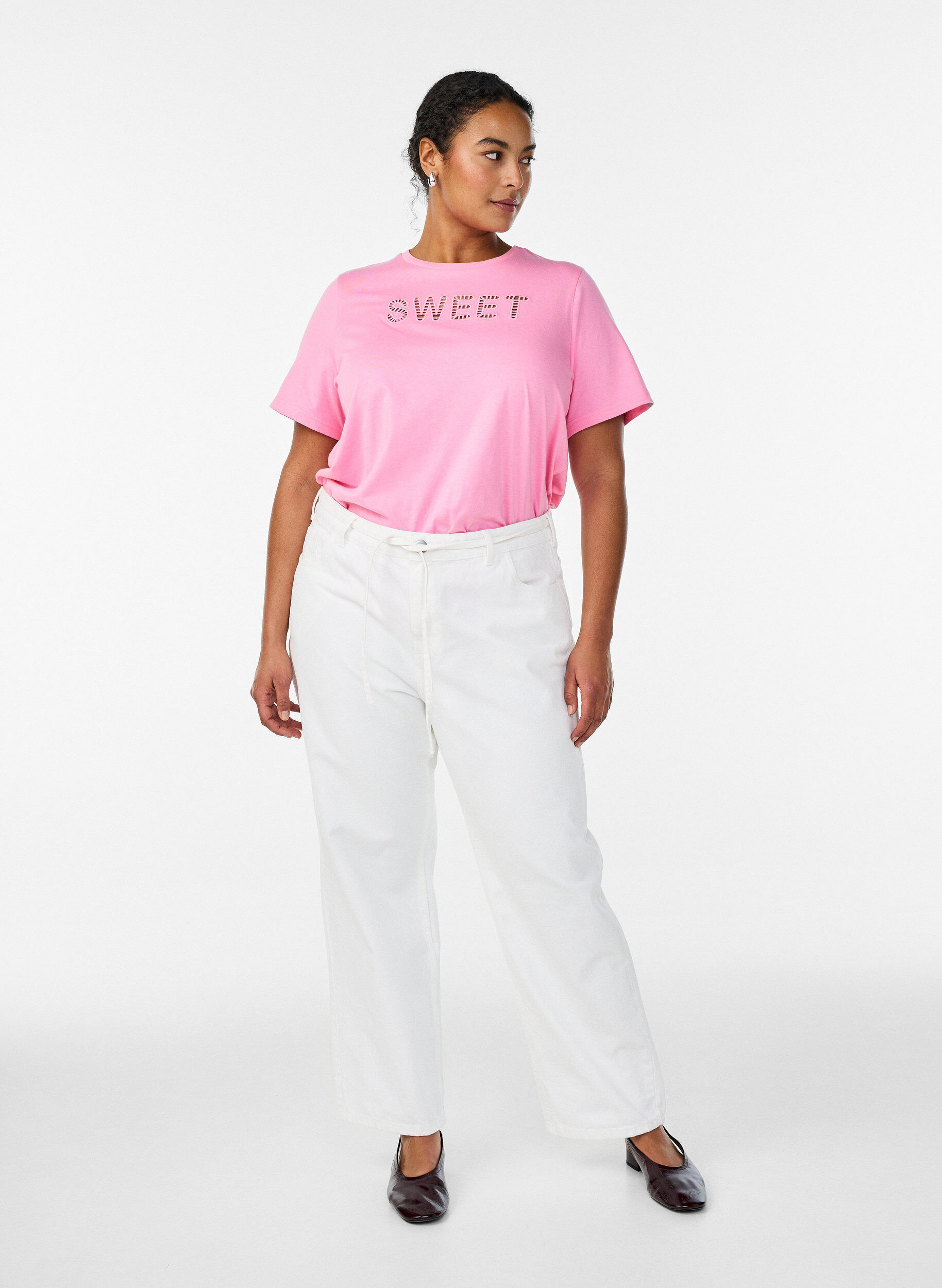 Zizzi T-shirt aus Baumwolle mit aufgesticktem Text, Wei&szlig;, Model image number 1