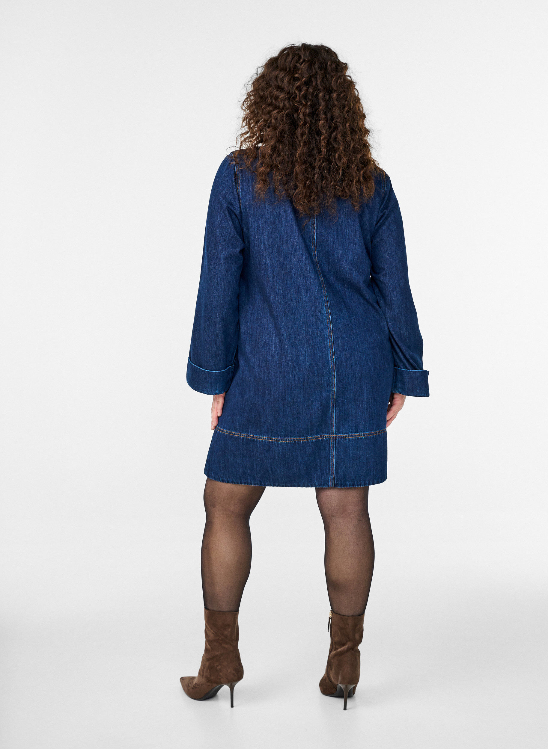 Zizzi Kurzes Jeanskleid mit Kragen und Knopfleiste, Blau, Model image number 1