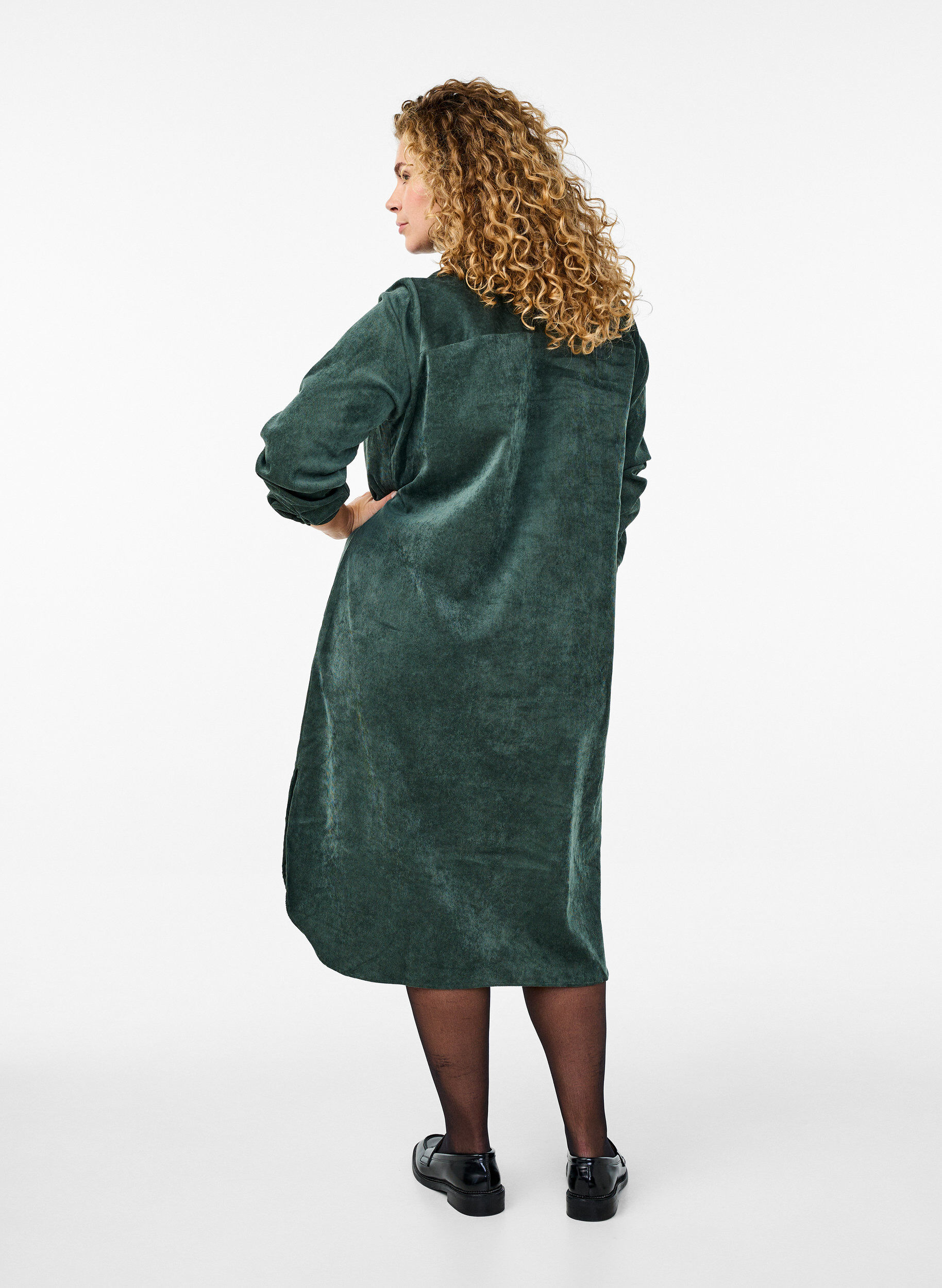Zizzi Langes Corduroy-Hemdkleid mit Kn&ouml;pfen, Dark Forest, Model image number 1