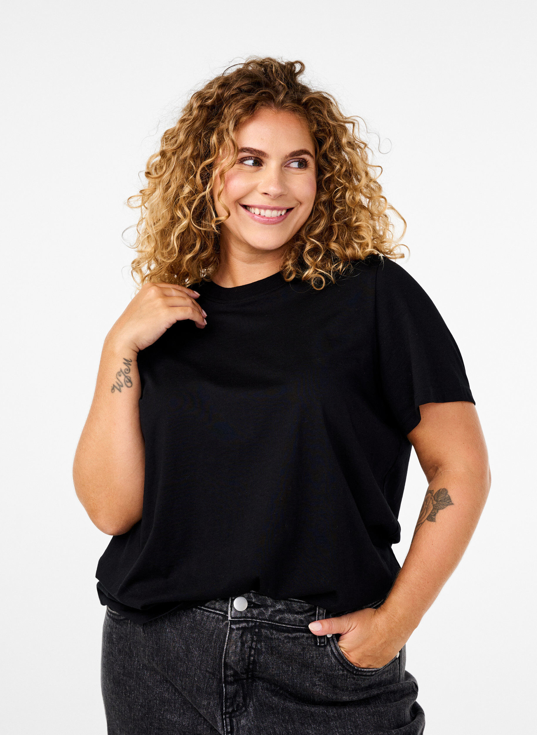 Basic-T-Shirt aus Baumwolle mit Rundhalsausschnitt, Schwarz, Model