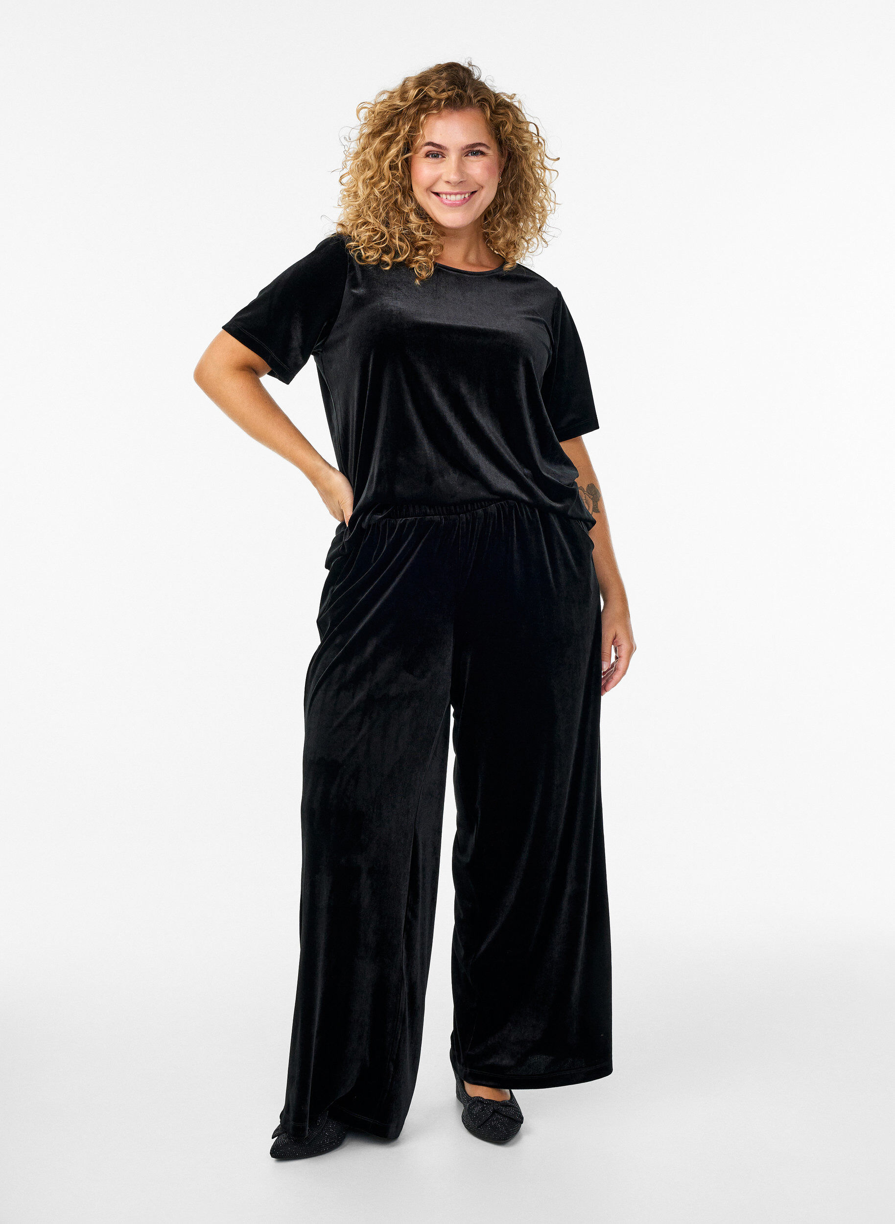 Zizzi Hose aus Velours mit hoher Taille und weitem Bein, Schwarz, Model image number 0