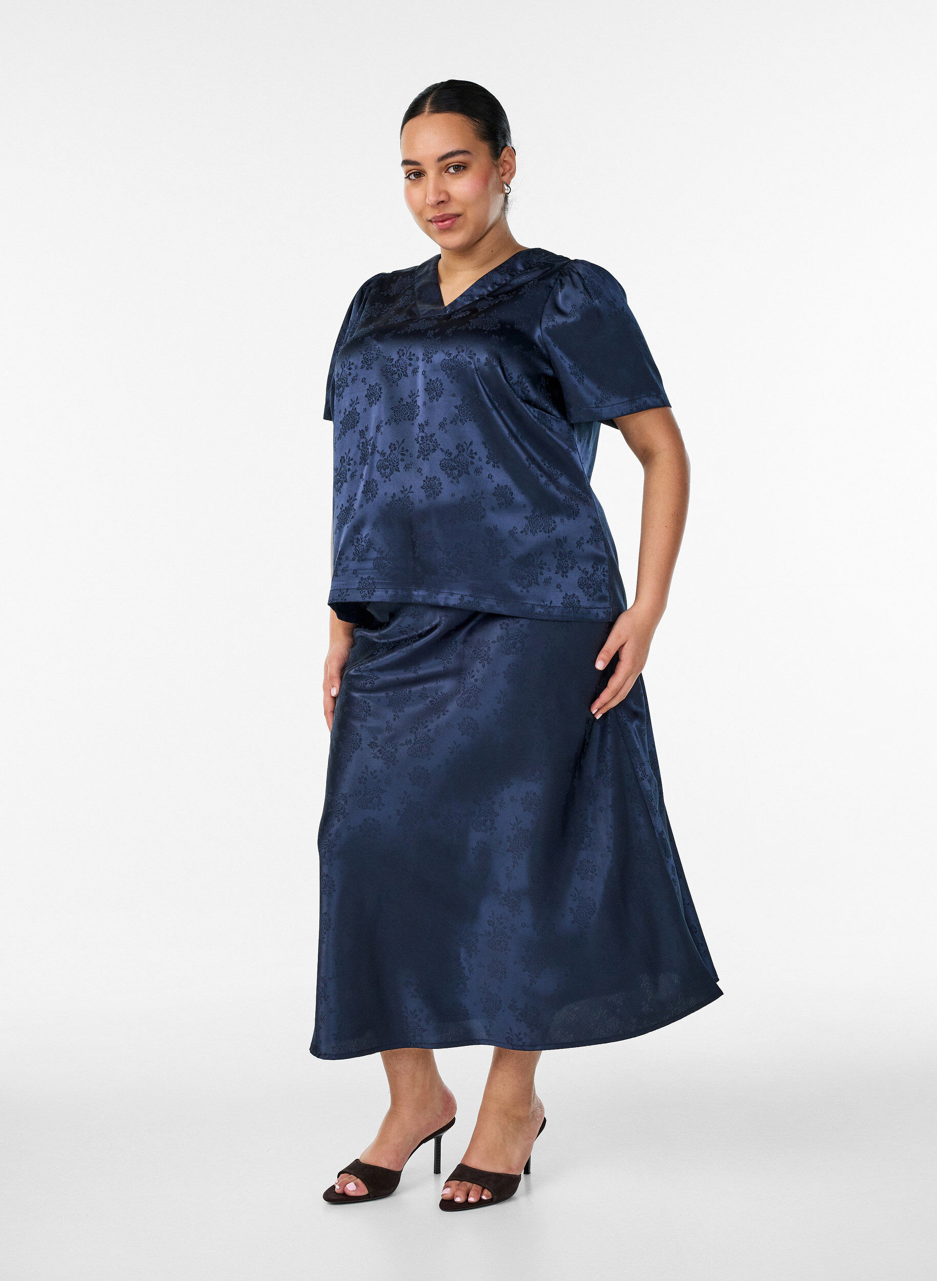 ZizziRock aus Satin mit Ton-in-Ton-Blumenmuster, Blau, Model image number 0