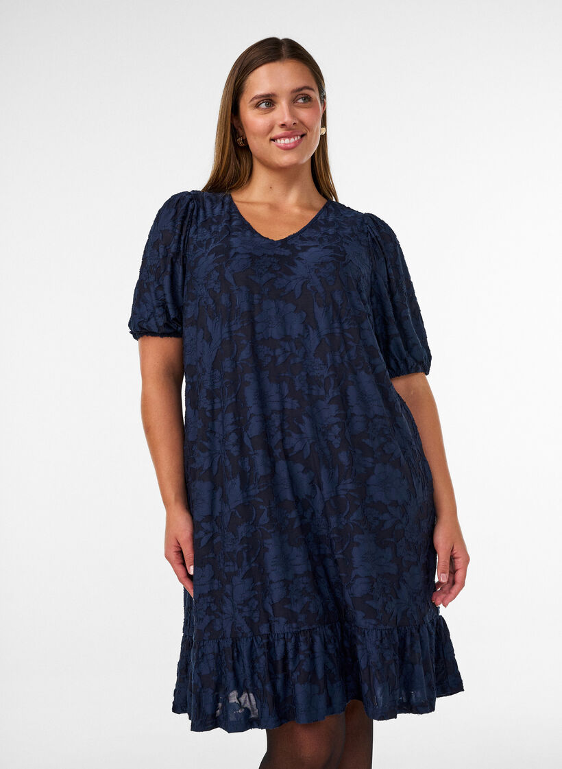 Kleid mit floraler Struktur und R&uuml;schenbesatz, Blau, Model image number 0