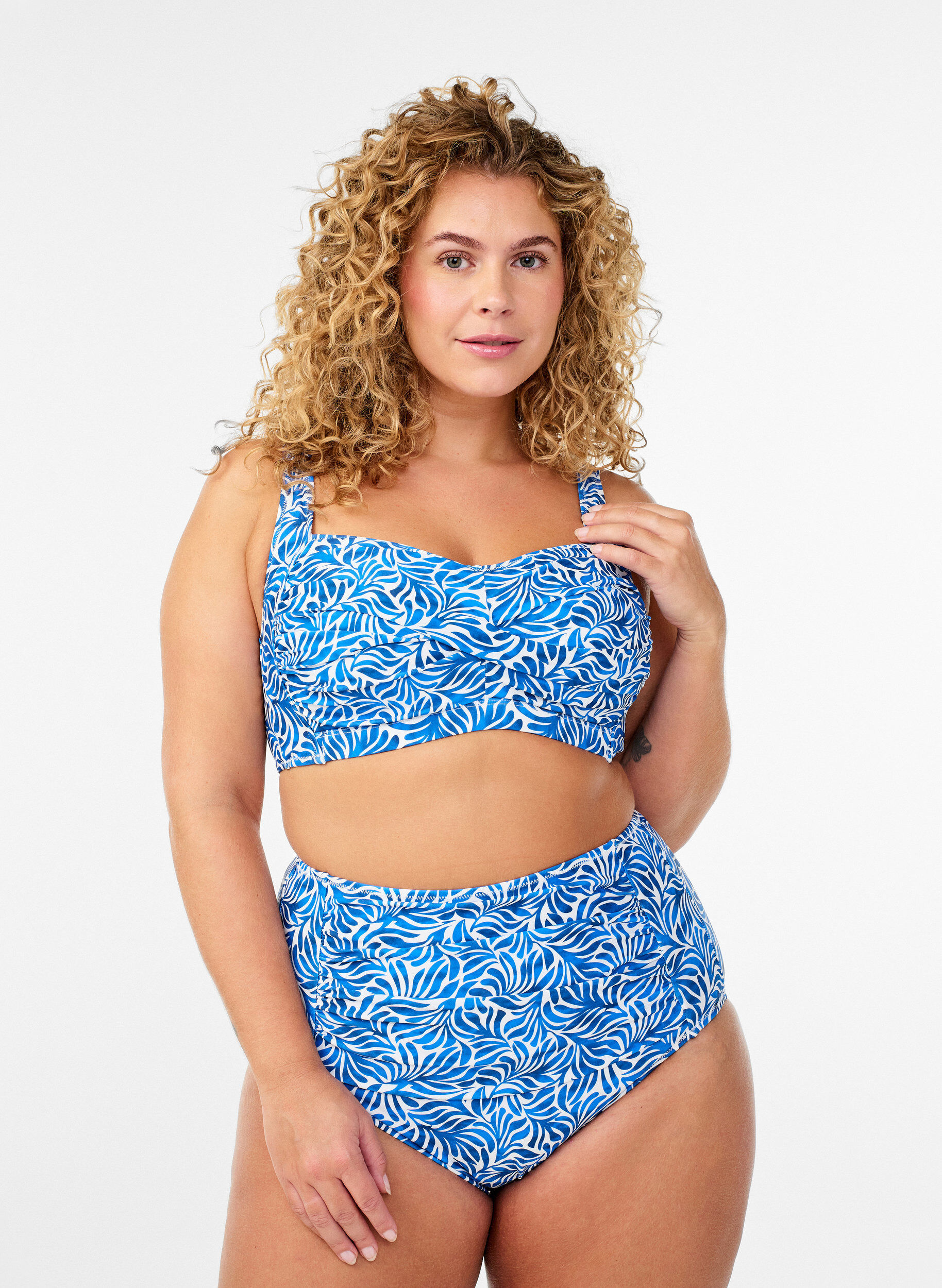 Zizzi Wattierter Bikini-Oberteil mit Print, Blau, Model image number 1