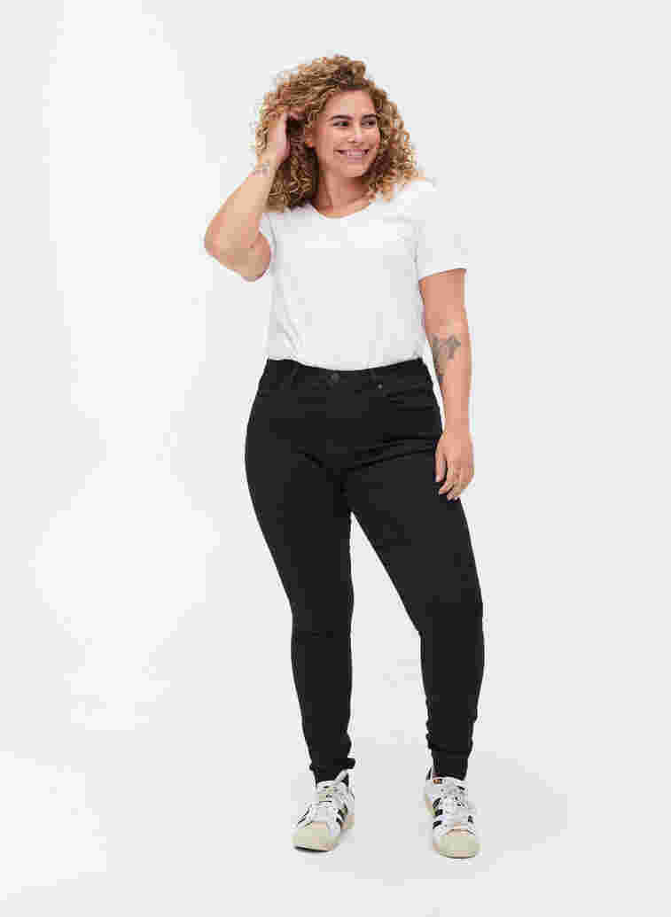 Super Slim Amy Jeans mit hoher Taille, Black, Model image number 0