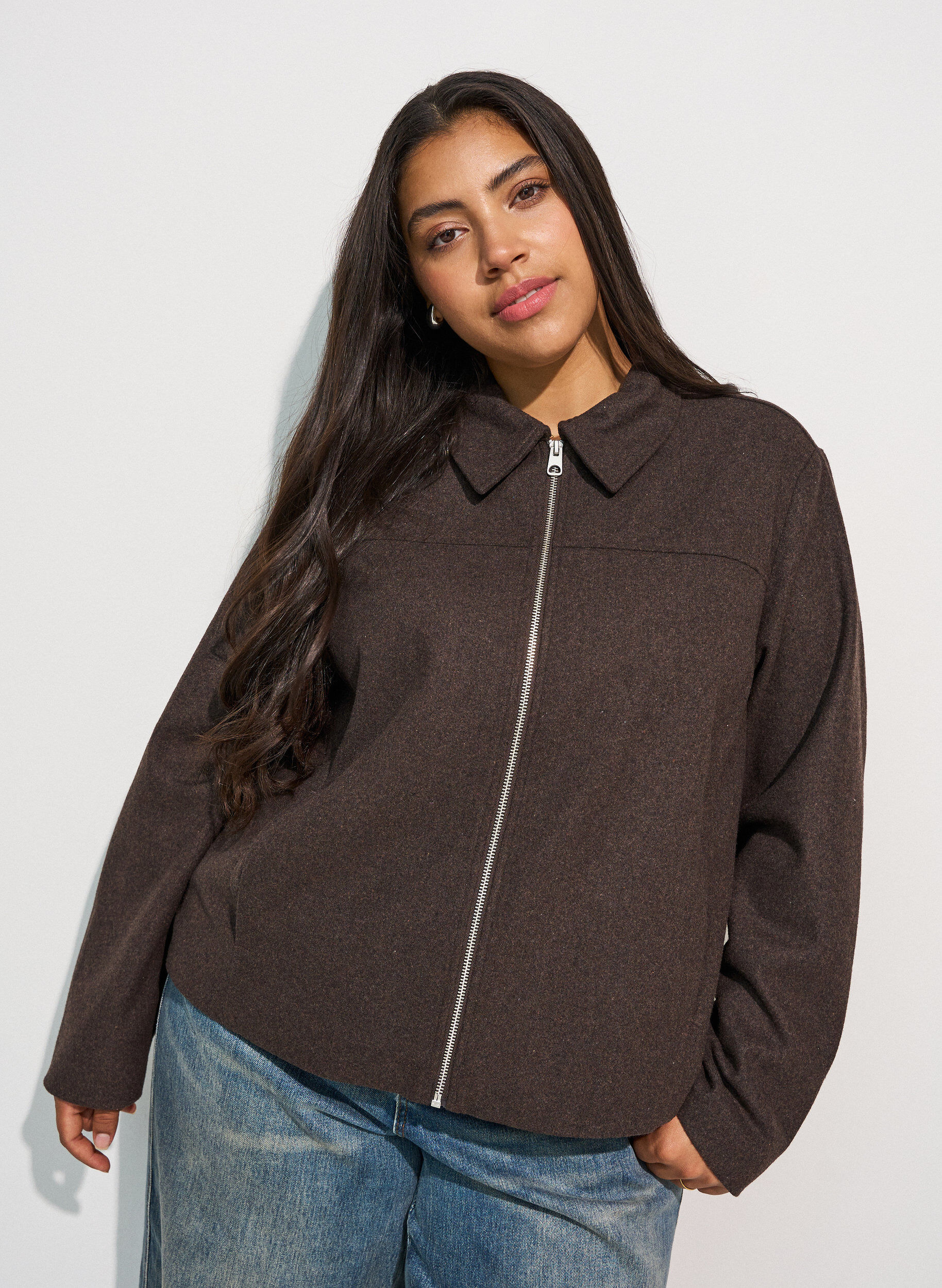 Kurze Jacke mit Hemdkragen und Rei&szlig;verschluss, Braun, Model