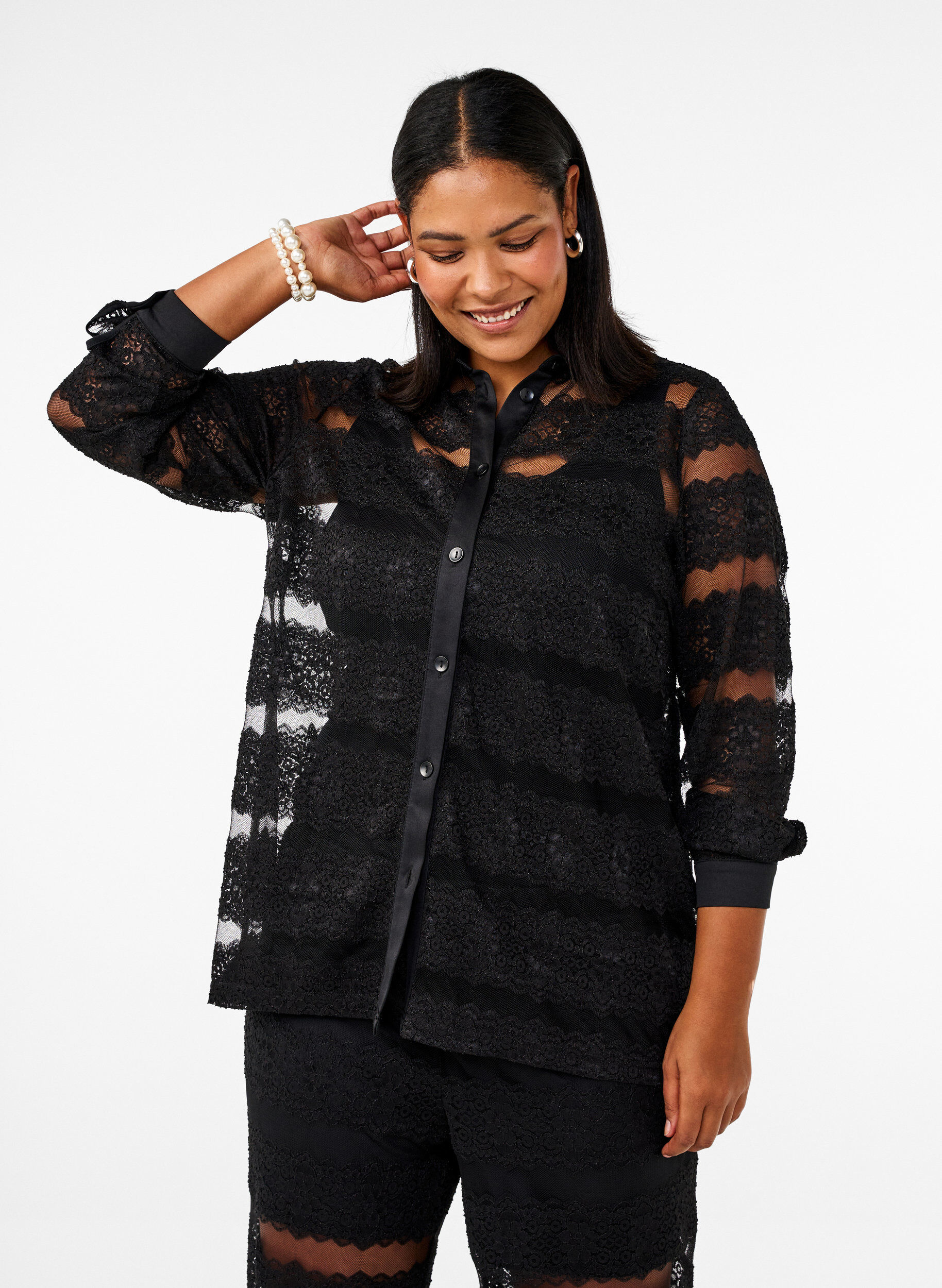 Zizzi Lockere Bluse mit Spitze und transparentem Mesh, Black, Model image number 0