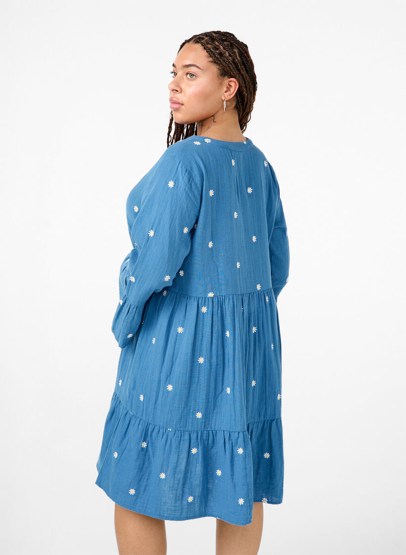 Weiches Baumwollkleid mit aufgestickten Blumen, Blue Horizon Daisy, Model image number 1